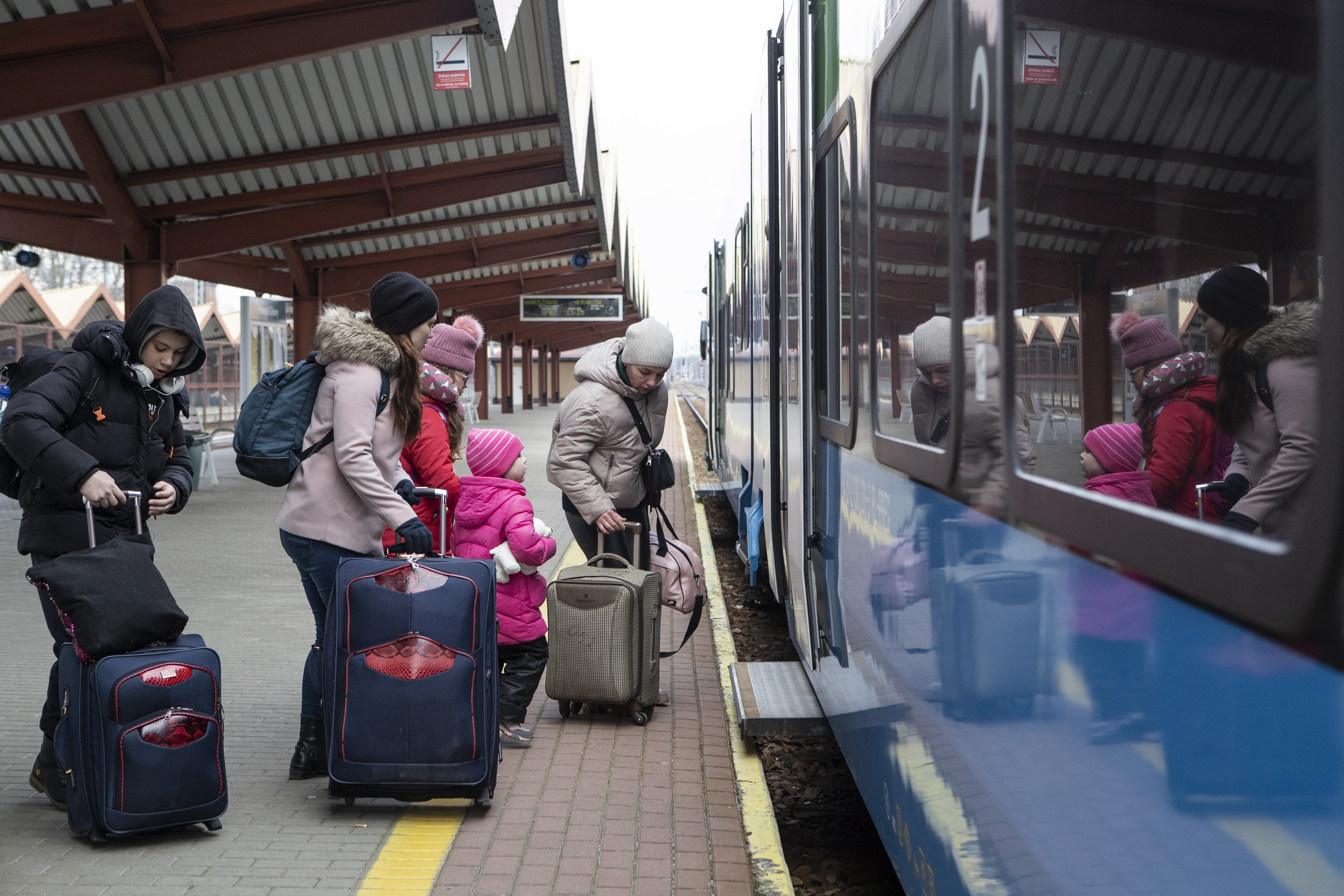 Pociągi POLREGIO przewiozły już ok. 5000 uchodźców, a liczba ta stale rośnie (zdjęcia)