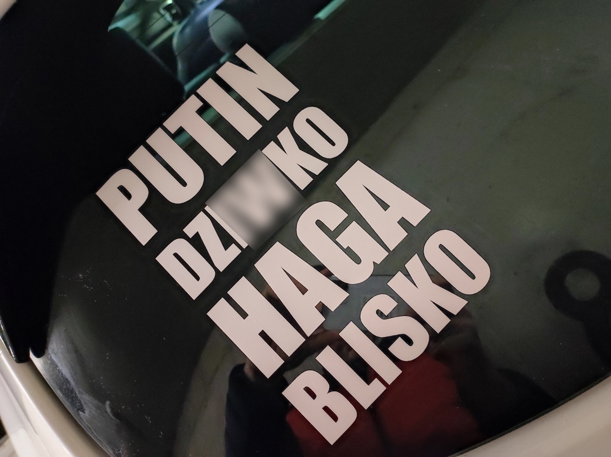 Mieszkańcy Lublina pokazują, co sądzą o Putinie. Oklejone auta i pojemniki z darami (zdjęcia)