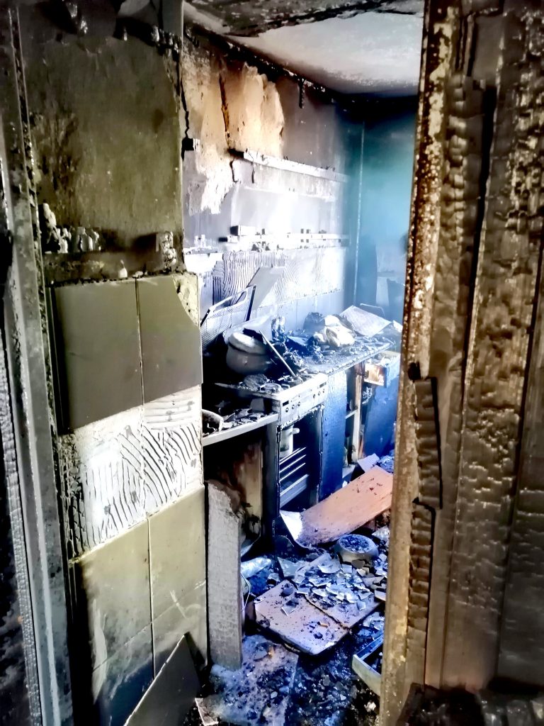 Pożar mieszkania w budynku wielorodzinnym. Pięć zastępów straży pożarnej w akcji (zdjęcia)