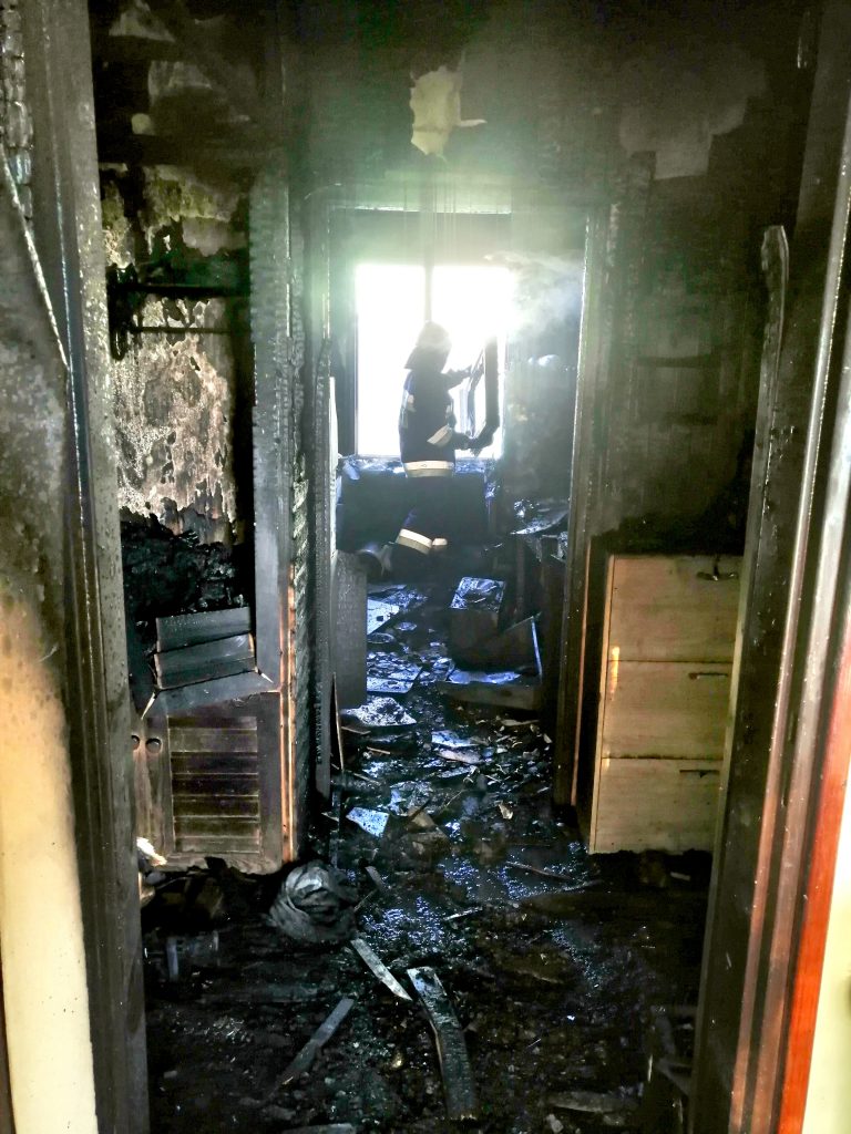 Pożar mieszkania w budynku wielorodzinnym. Pięć zastępów straży pożarnej w akcji (zdjęcia)