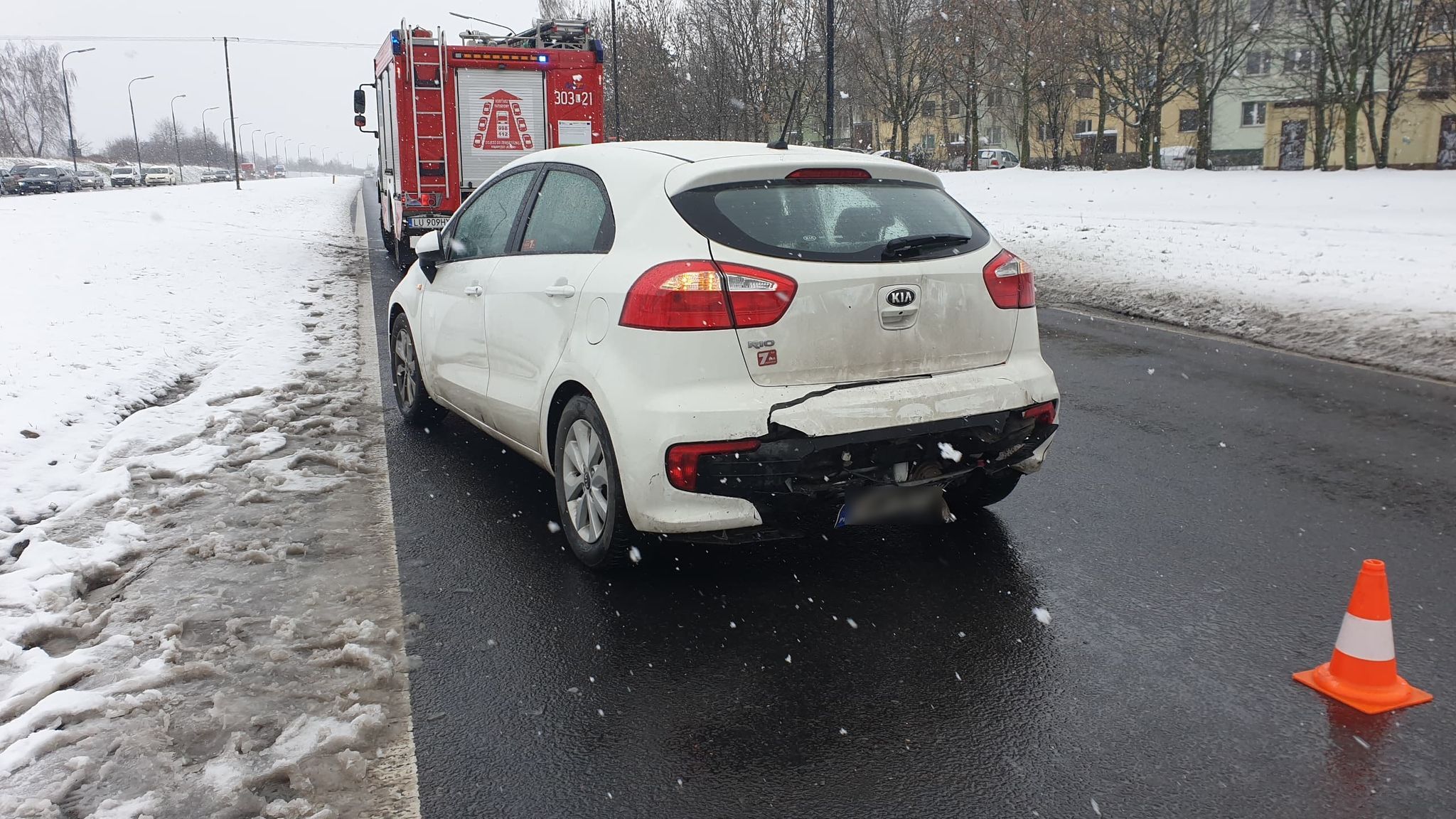 Staranował stojące przez przejściem auto, potrącony został też pieszy. Groźny wypadek w Lublinie (zdjęcia)