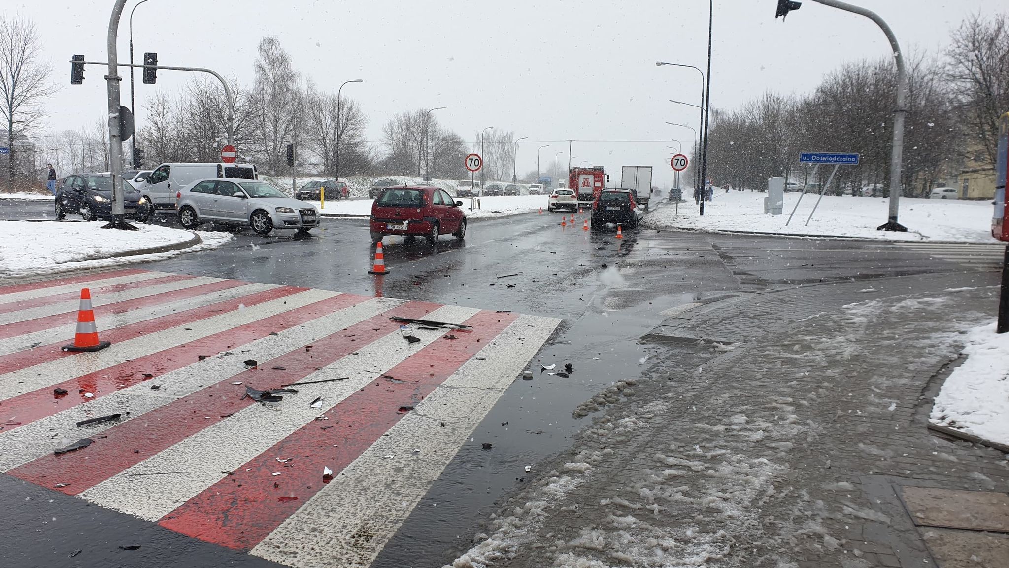 Staranował stojące przez przejściem auto, potrącony został też pieszy. Groźny wypadek w Lublinie (zdjęcia)
