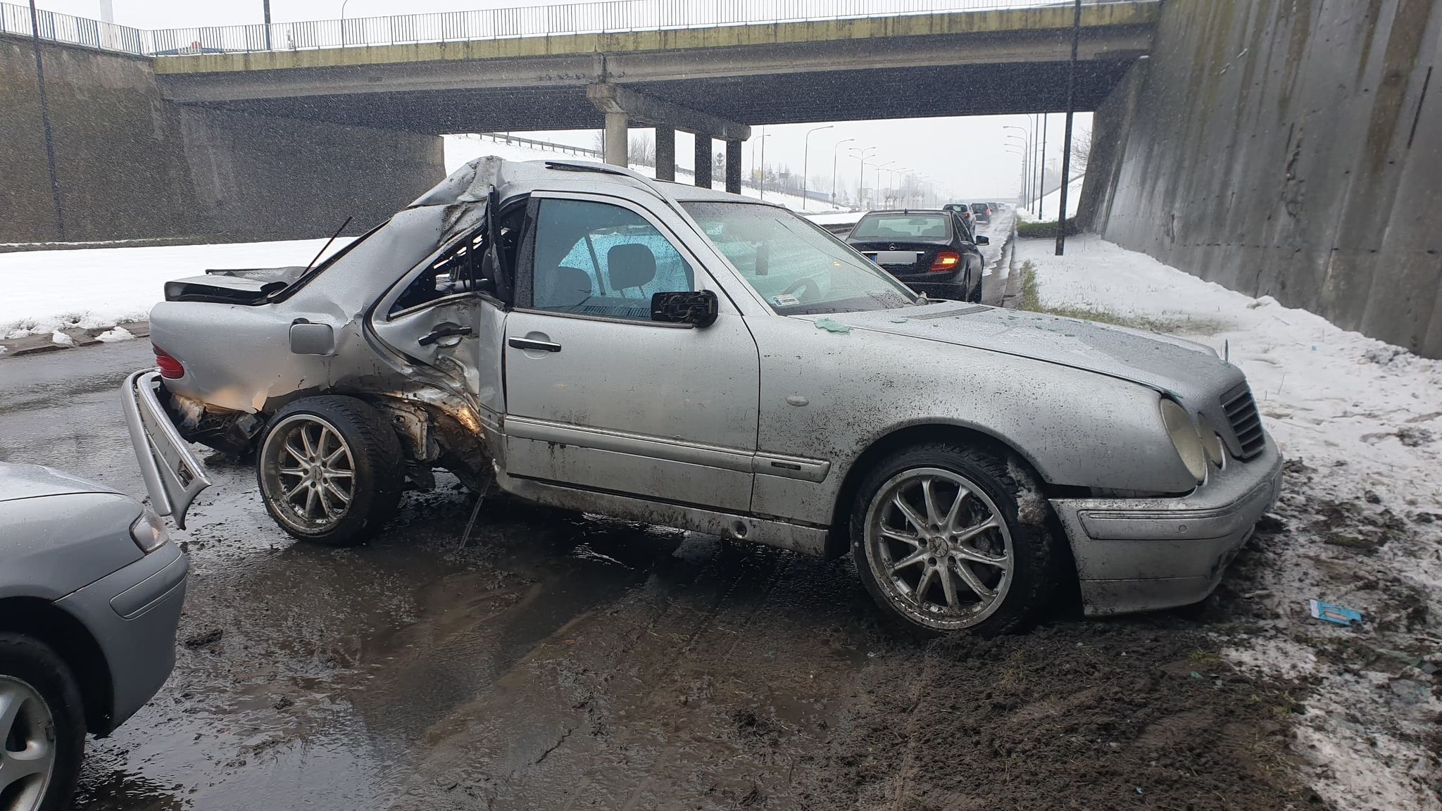 Mercedes uderzył w mur i słup. Kierowca na łuku jezdni stracił panowanie nad pojazdem (zdjęcia)