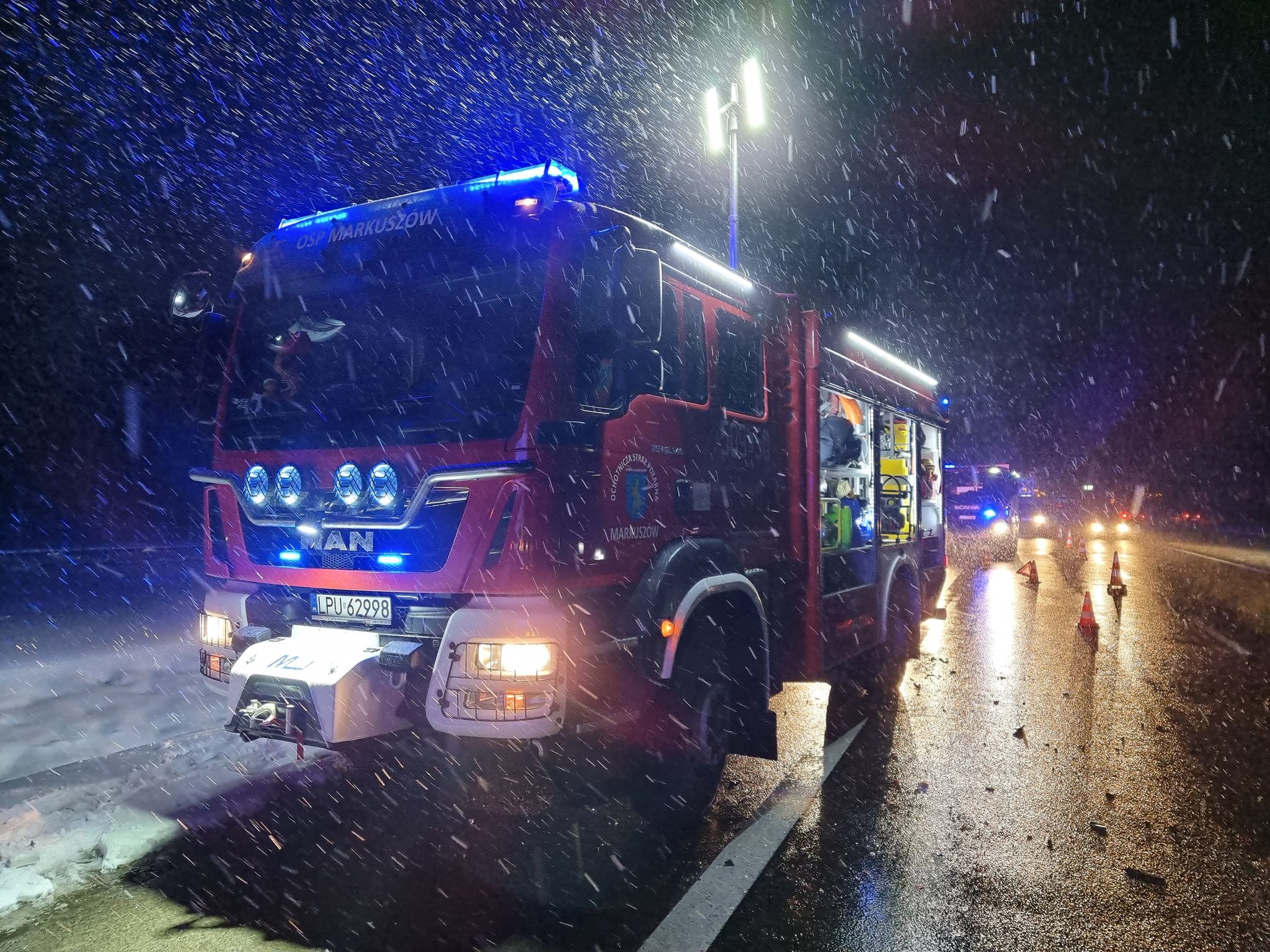 Kolejny wypadek na trasie Lublin – Warszawa. Na miejscu pracują służby ratunkowe (zdjęcia)