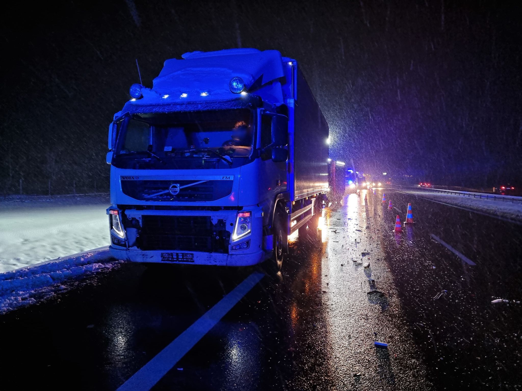 Kolejny wypadek na trasie Lublin – Warszawa. Na miejscu pracują służby ratunkowe (zdjęcia)