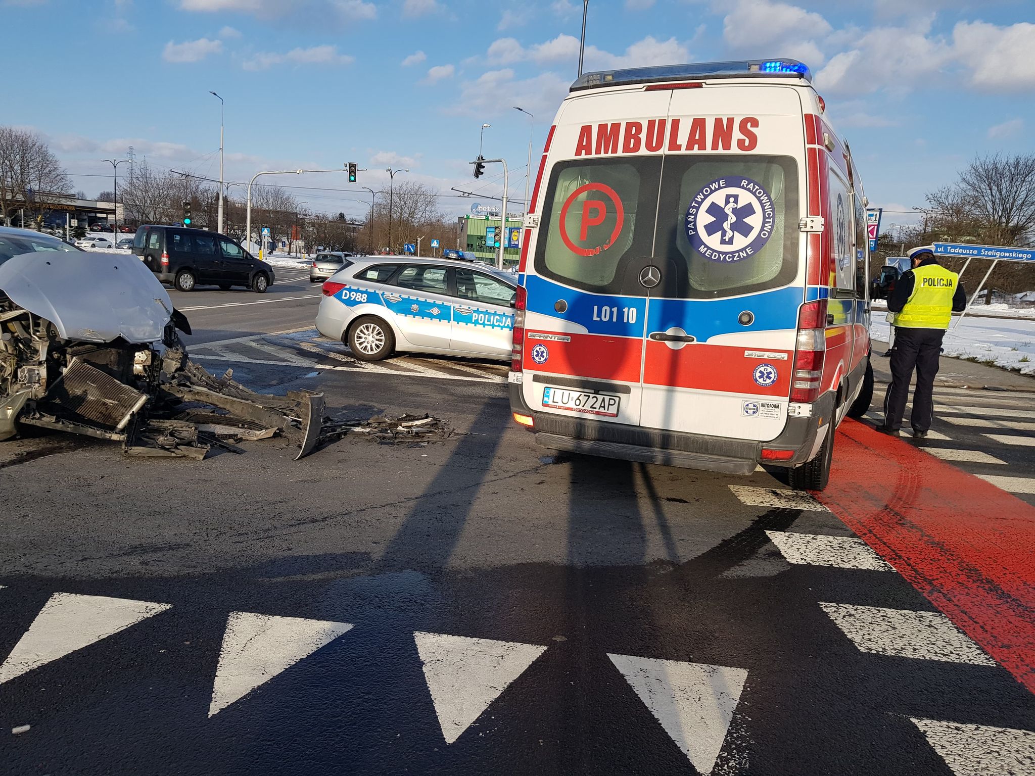 Na rondzie zderzyły się dwa citroeny. Jeden z kierowców wjechał na czerwonym (zdjęcia)