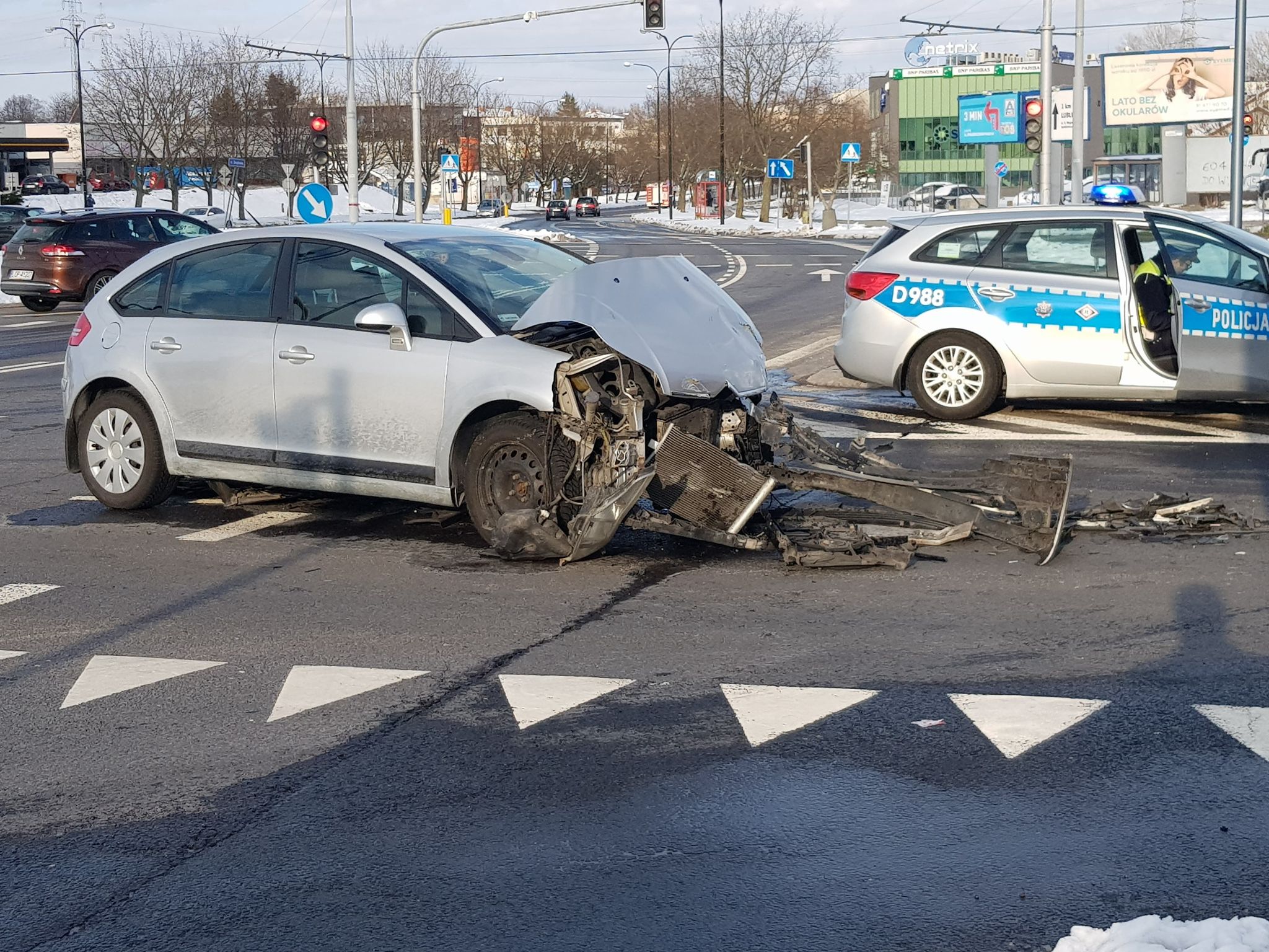 Na rondzie zderzyły się dwa citroeny. Jeden z kierowców wjechał na czerwonym (zdjęcia)