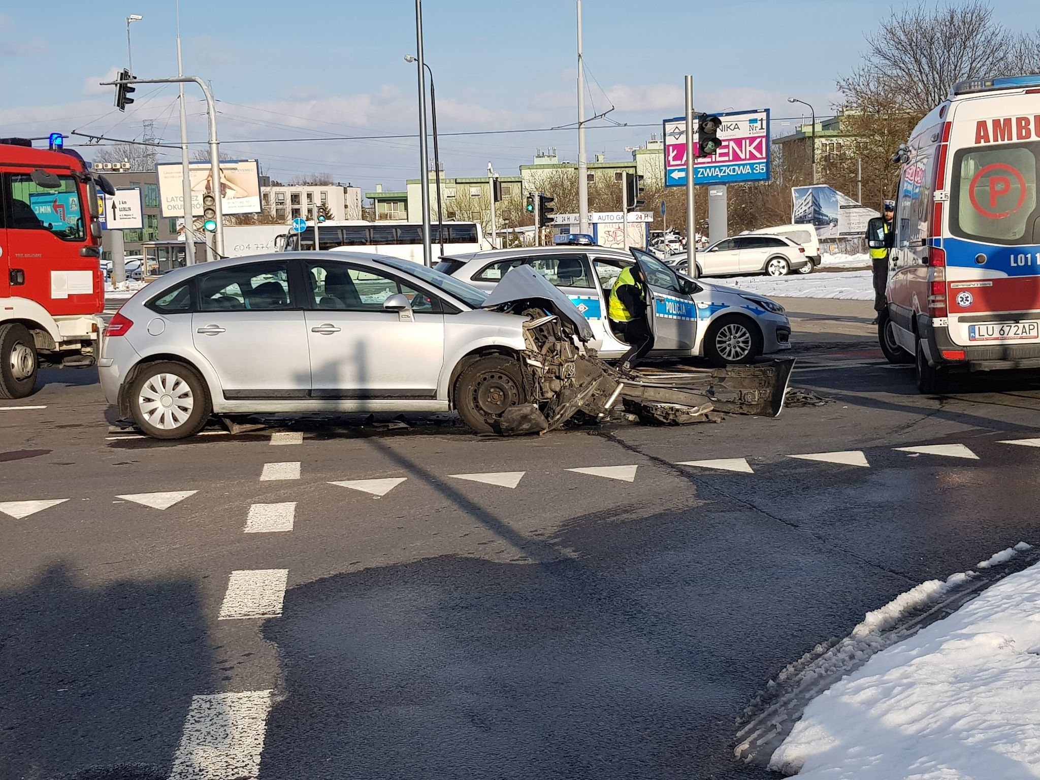 Na rondzie zderzyły się dwa citroeny. Jeden z kierowców wjechał na czerwonym (zdjęcia)