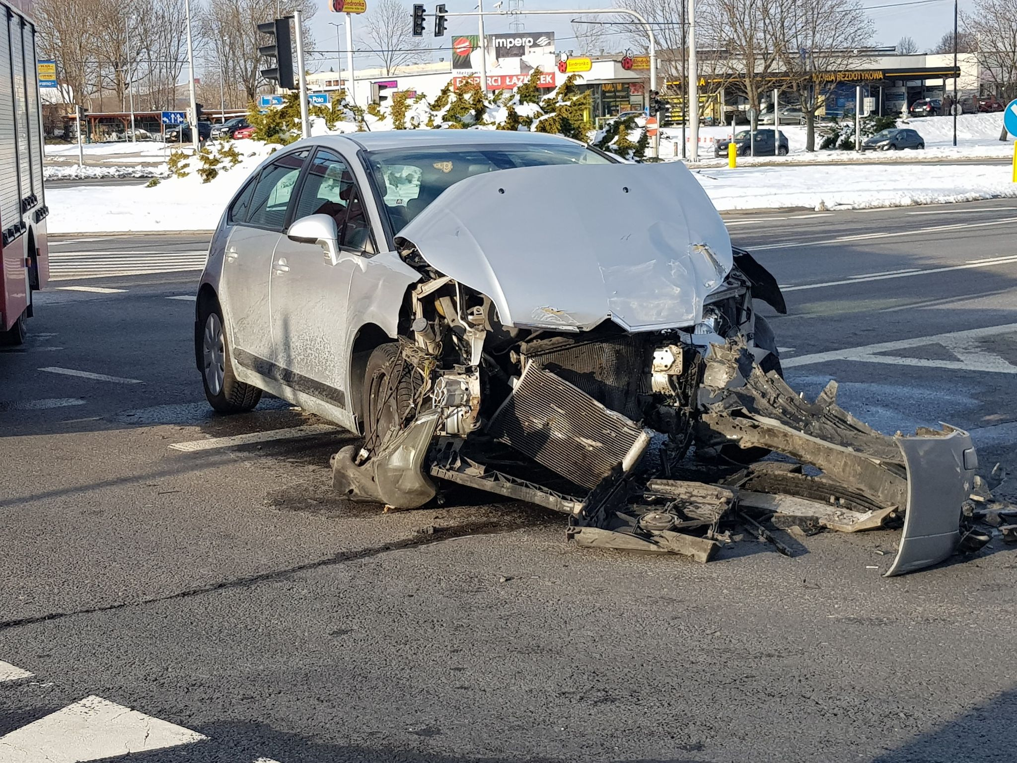 Na rondzie zderzyły się dwa citroeny. Jeden z kierowców wjechał na czerwonym (zdjęcia)