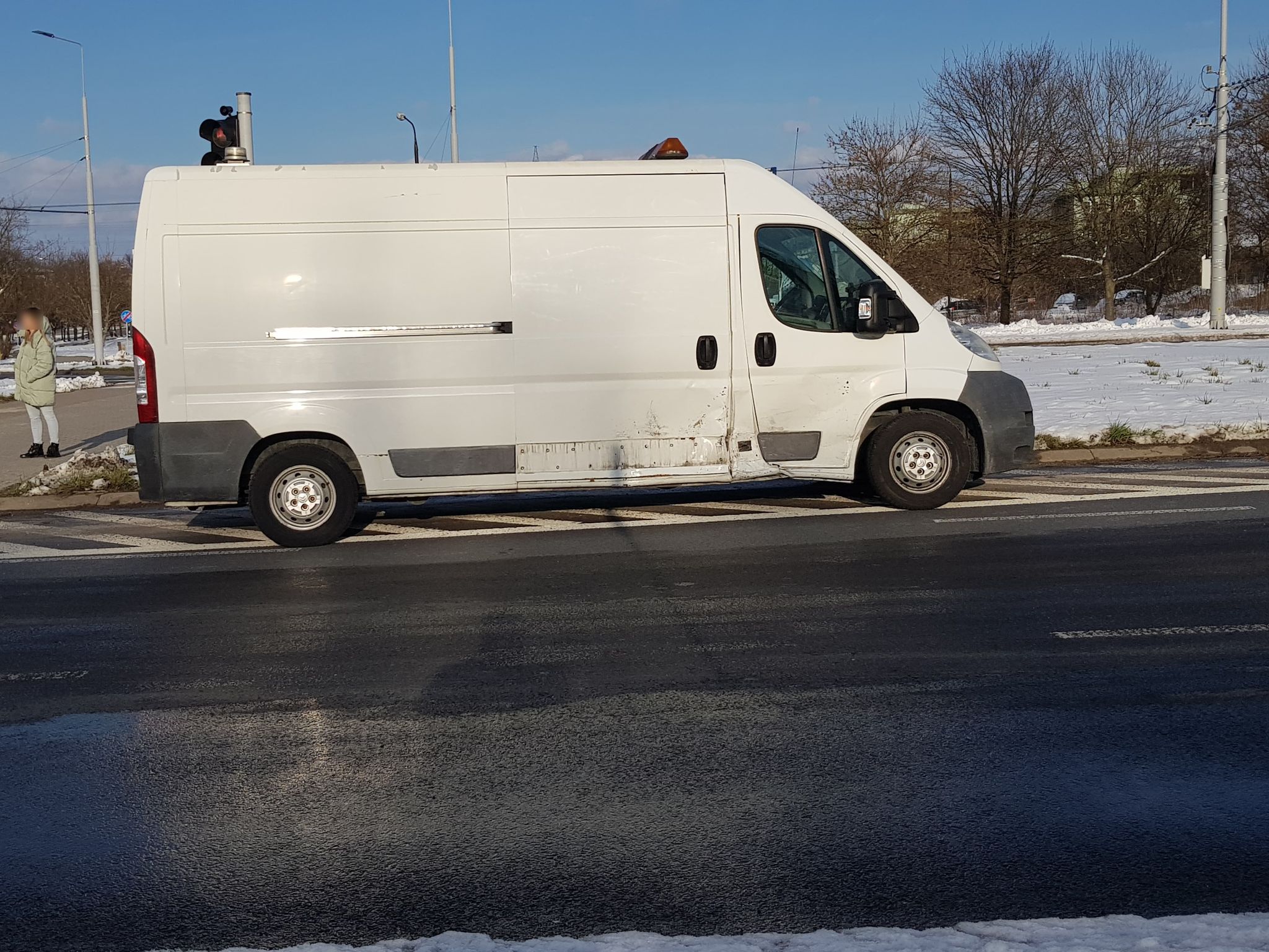 Na rondzie zderzyły się dwa citroeny. Jeden z kierowców wjechał na czerwonym (zdjęcia)