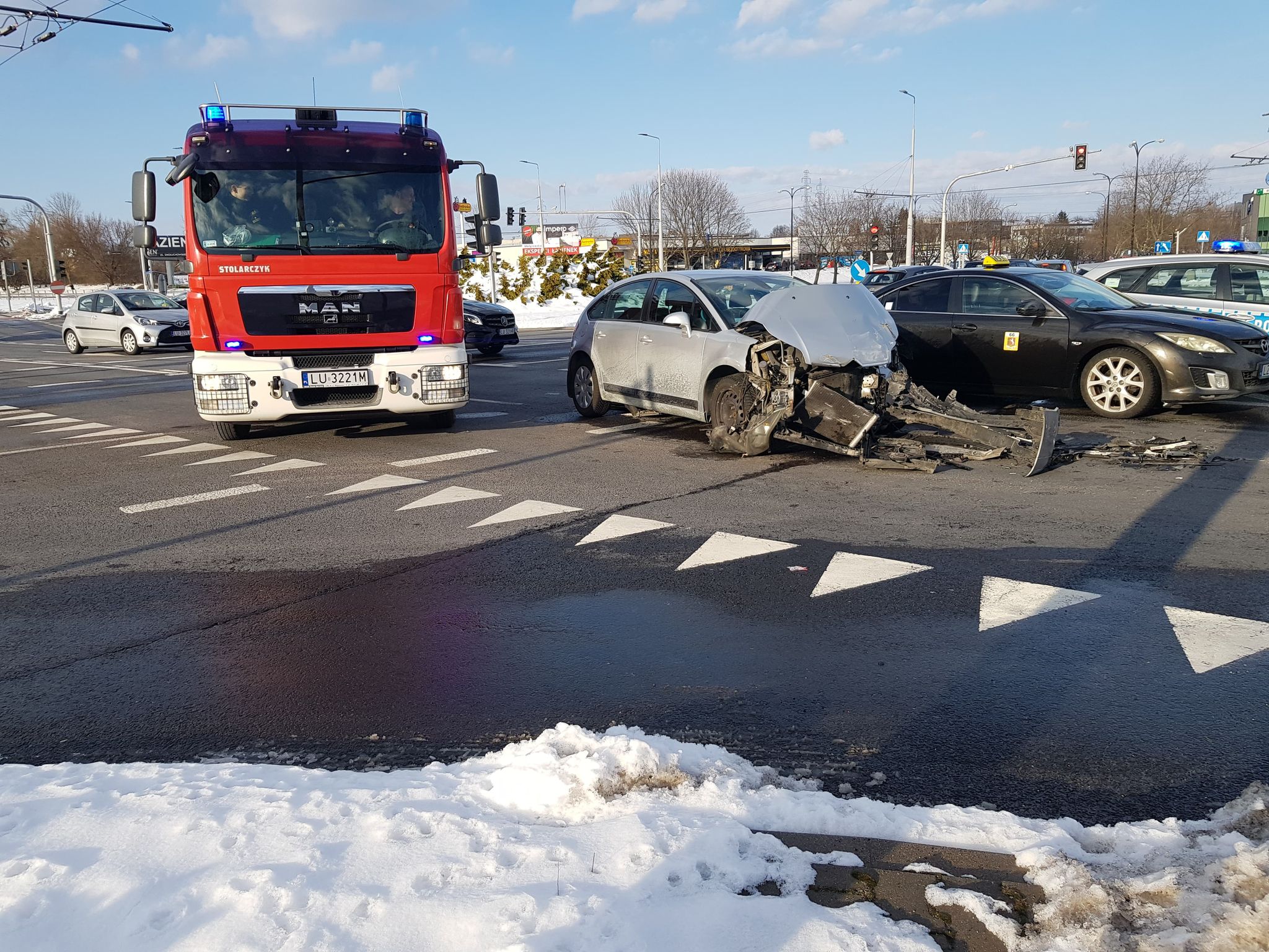 Na rondzie zderzyły się dwa citroeny. Jeden z kierowców wjechał na czerwonym (zdjęcia)