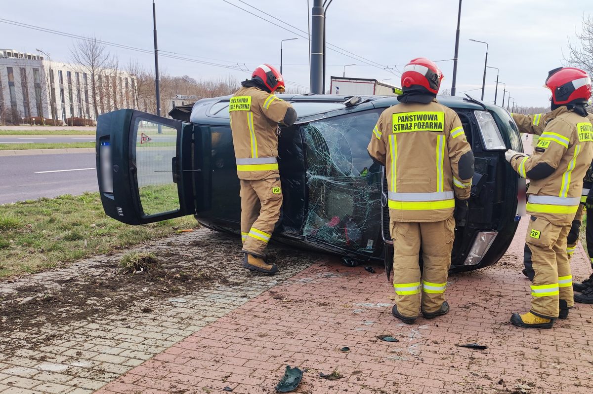 Skoda dachowała na chodniku i ścieżce rowerowej. Kierowca trafił do szpitala (zdjęcia)