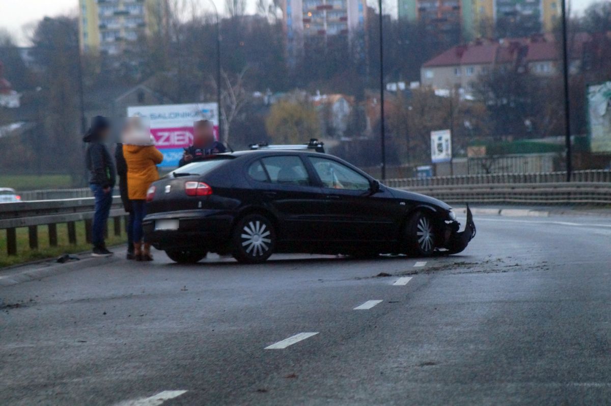 W rejonie młyna Krauzego seat uderzył w bariery. Są utrudnienia w ruchu (zdjęcia)