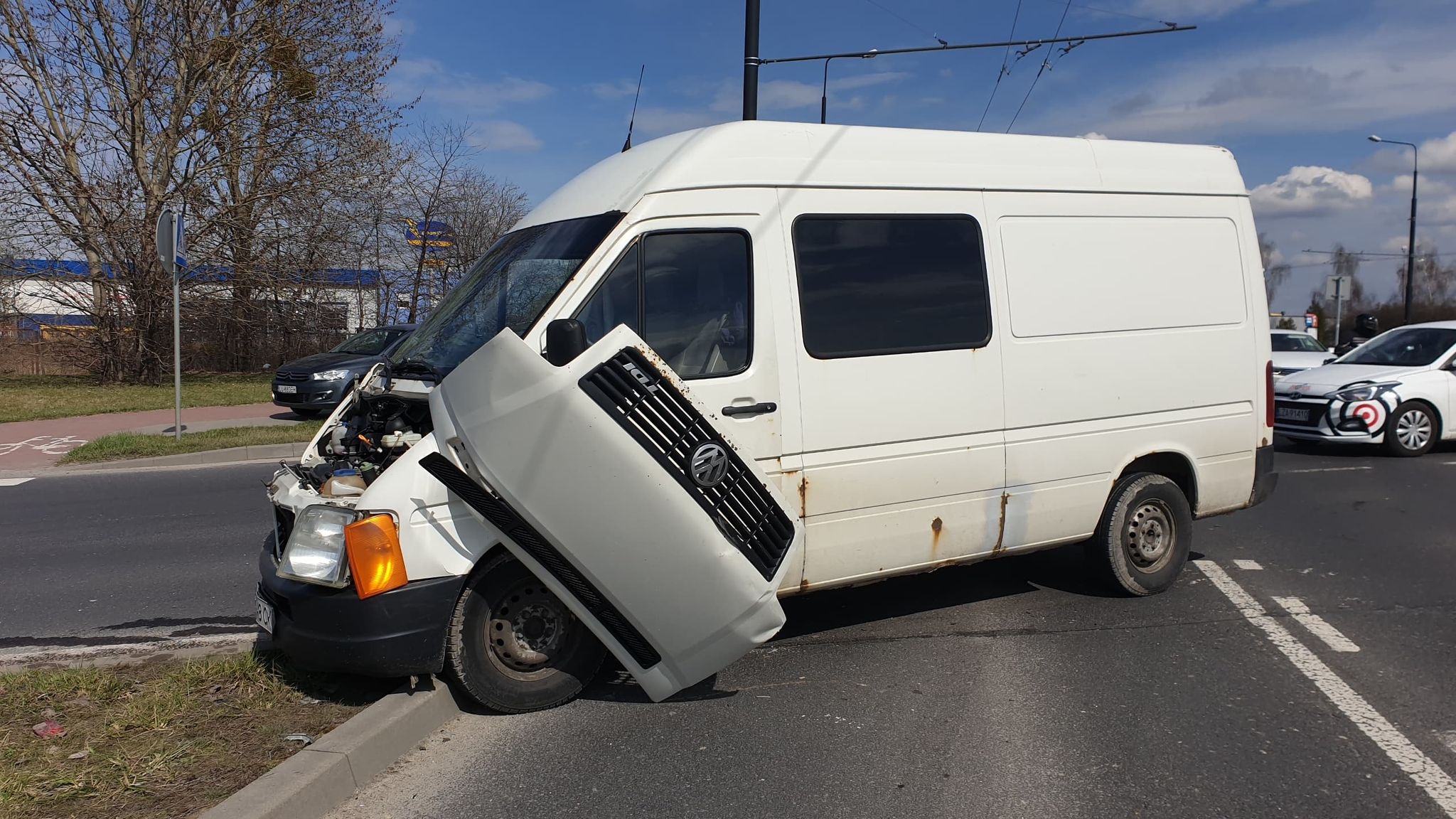 Dwa auta z Ukrainy zderzyły się na rondzie w Lublinie. Wszystko przez nawigację (zdjęcia)