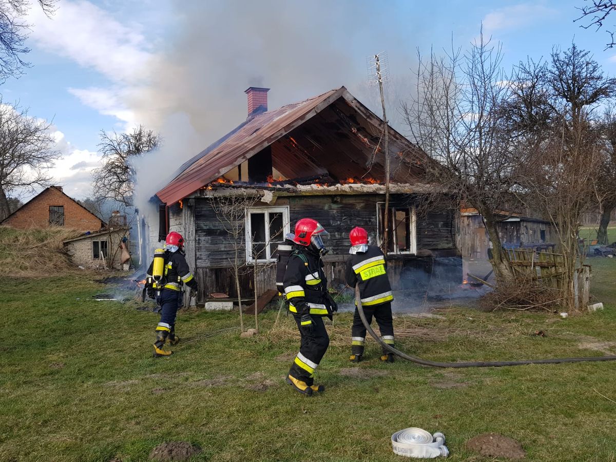 Drewniany dom stanął w płomieniach. Lokatorom nie udało się uciec, dwie osoby zginęły (zdjęcia)
