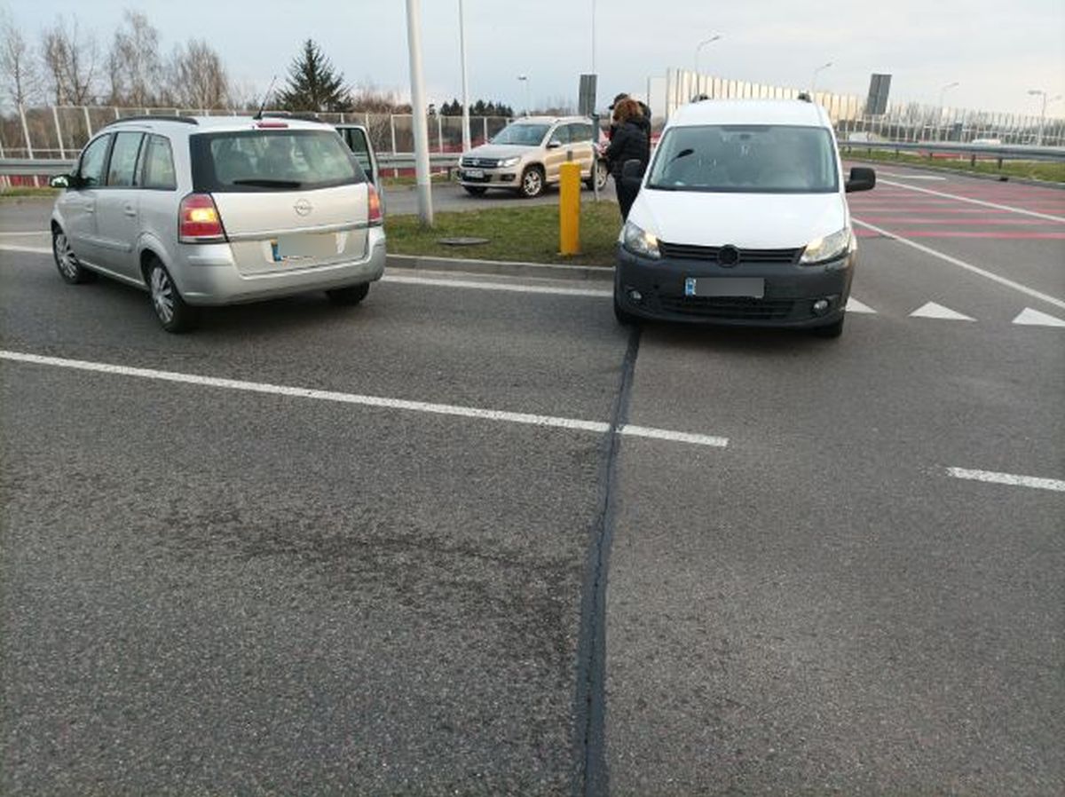 Kolejne zderzenie pojazdów na rondzie z pniakiem (zdjęcia)