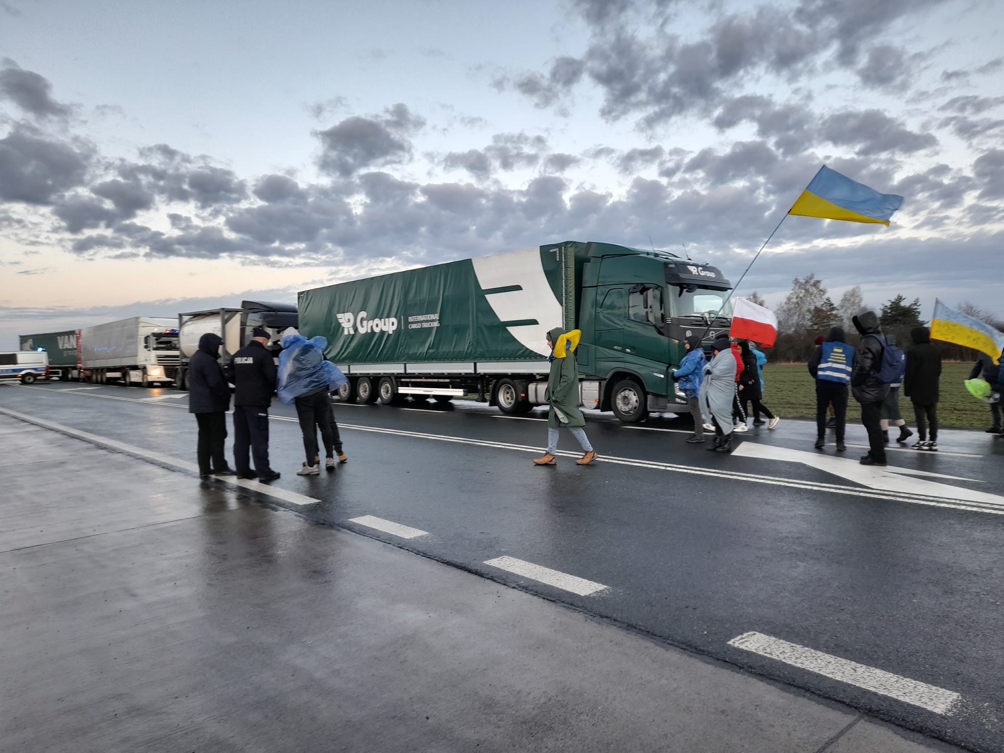 Trwa blokada przejścia granicznego. Aktywistów przybywa, wśród kierowców coraz większe zdenerwowanie (zdjęcia)