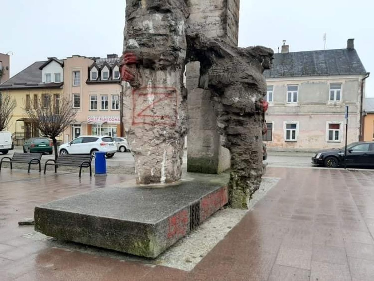 Pomnik ten od dłuższego czasu budzi wiele kontrowersji. Teraz został zdewastowany (zdjęcia)