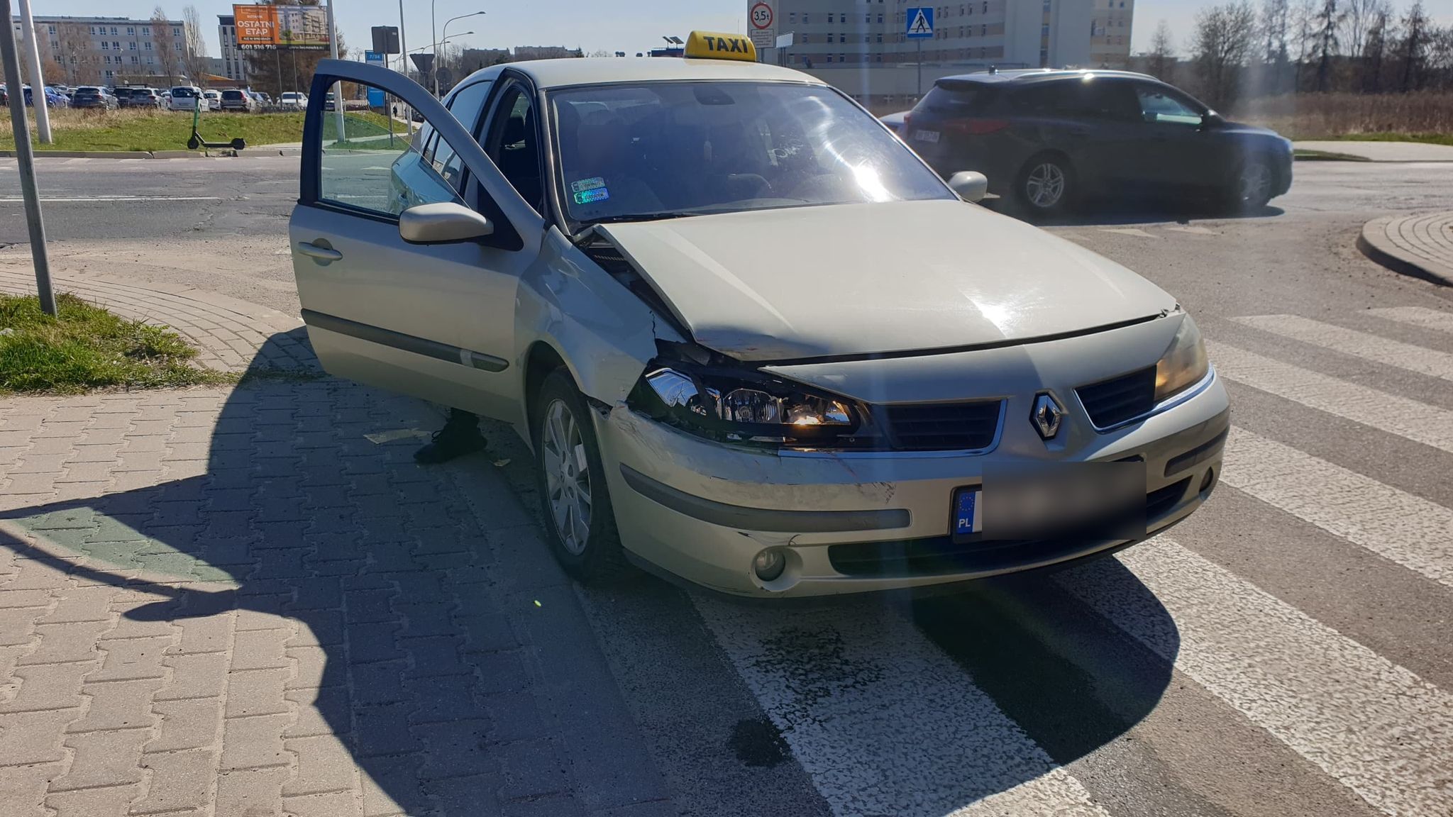 Na skrzyżowaniu wjechał w renaulta. Koledzy uratowali obywatela Zimbabwe od pobytu w celi (zdjęcia)