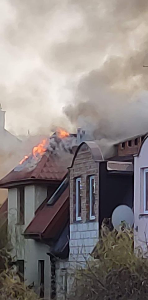 Pożar na osiedlu domów jednorodzinnych. Budynek mieszkalny stanął w płomieniach (zdjęcia)