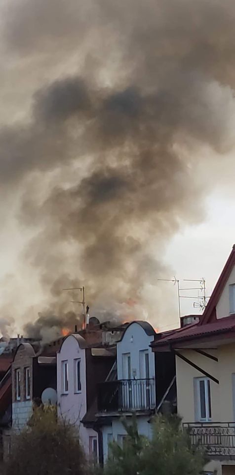 Pożar na osiedlu domów jednorodzinnych. Budynek mieszkalny stanął w płomieniach (zdjęcia)
