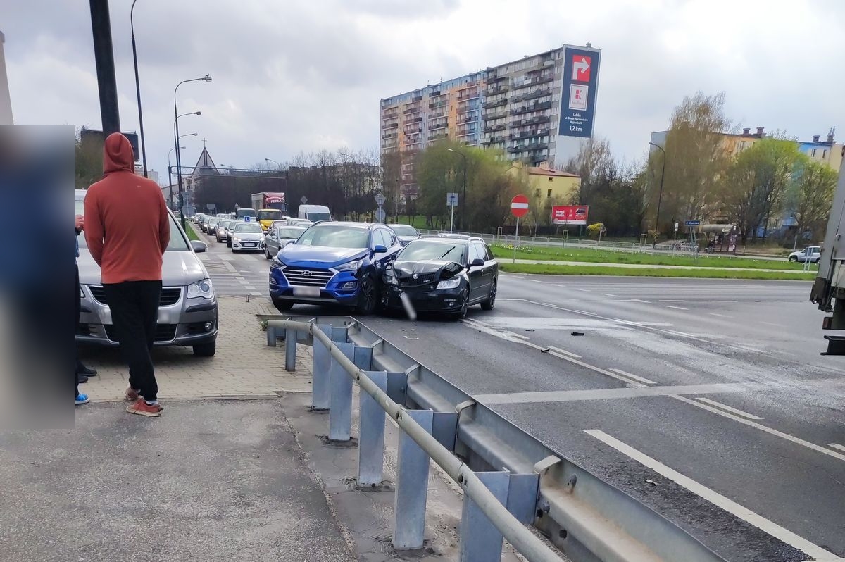 Rondo przy Makro nie daje o sobie zapomnieć. Po raz kolejny zderzyły się tam pojazdy (zdjęcia)