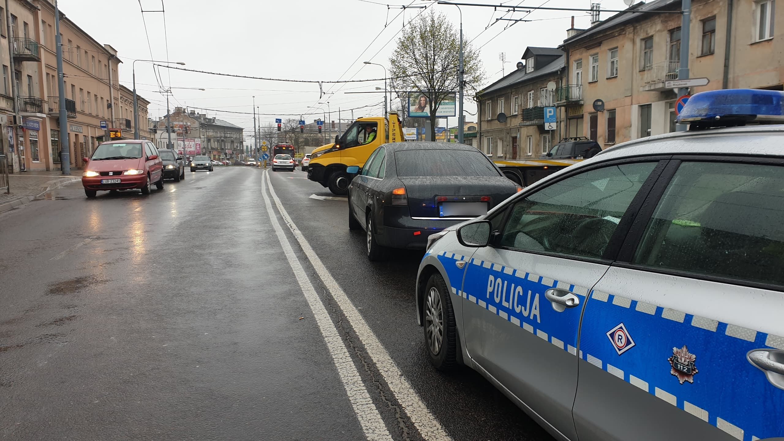 Zostawił audi na lewym pasie ruchliwej ulicy i sobie poszedł. Kierowca jest dobrze znany policjantom (zdjęcia)