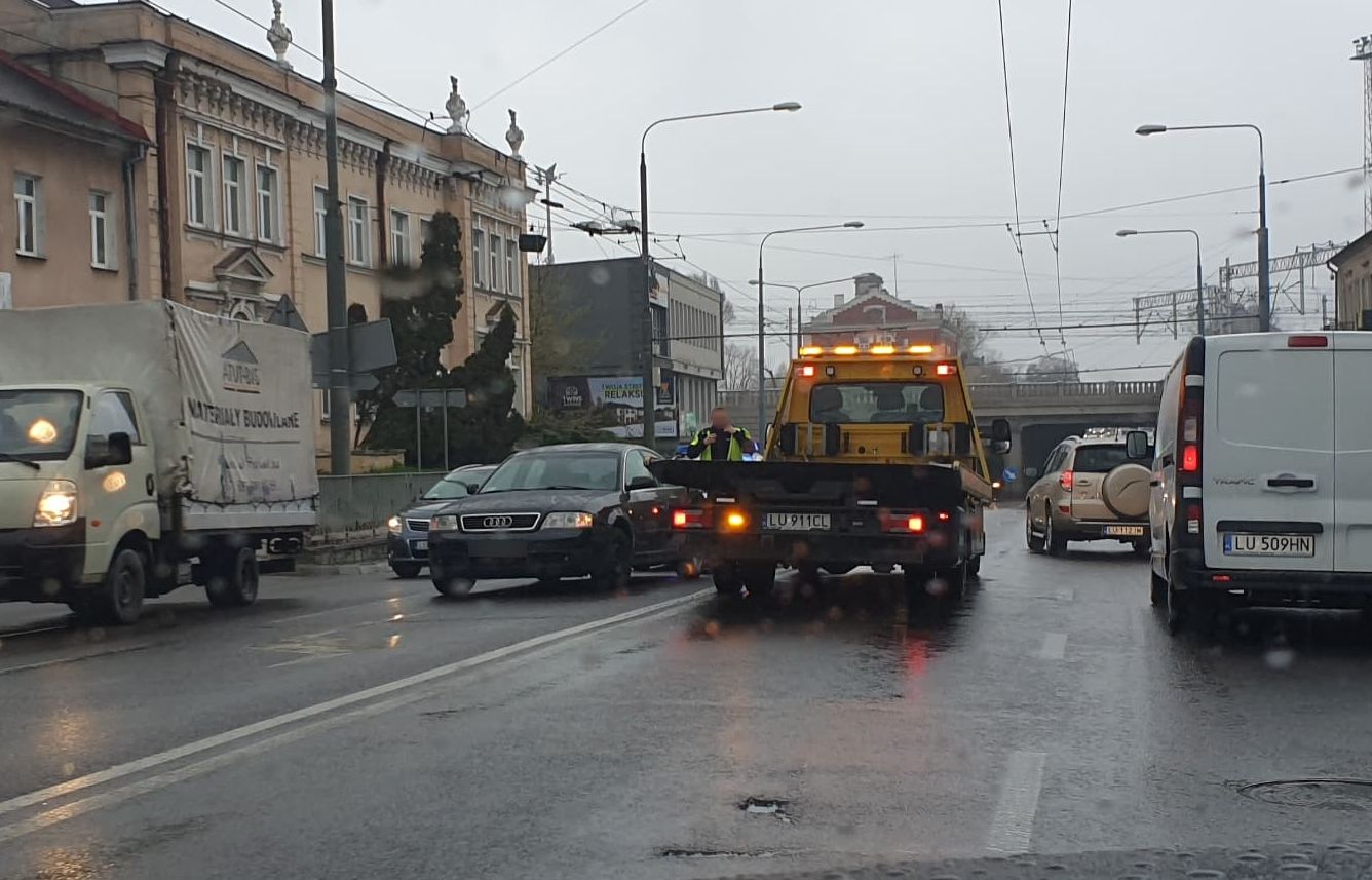 Zostawił audi na lewym pasie ruchliwej ulicy i sobie poszedł. Kierowca jest dobrze znany policjantom (zdjęcia)