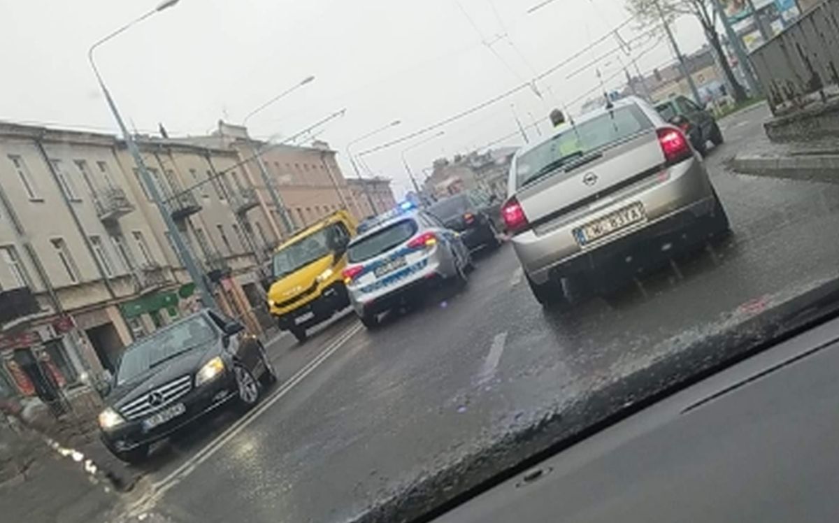 Zostawił audi na lewym pasie ruchliwej ulicy i sobie poszedł. Kierowca jest dobrze znany policjantom (zdjęcia)