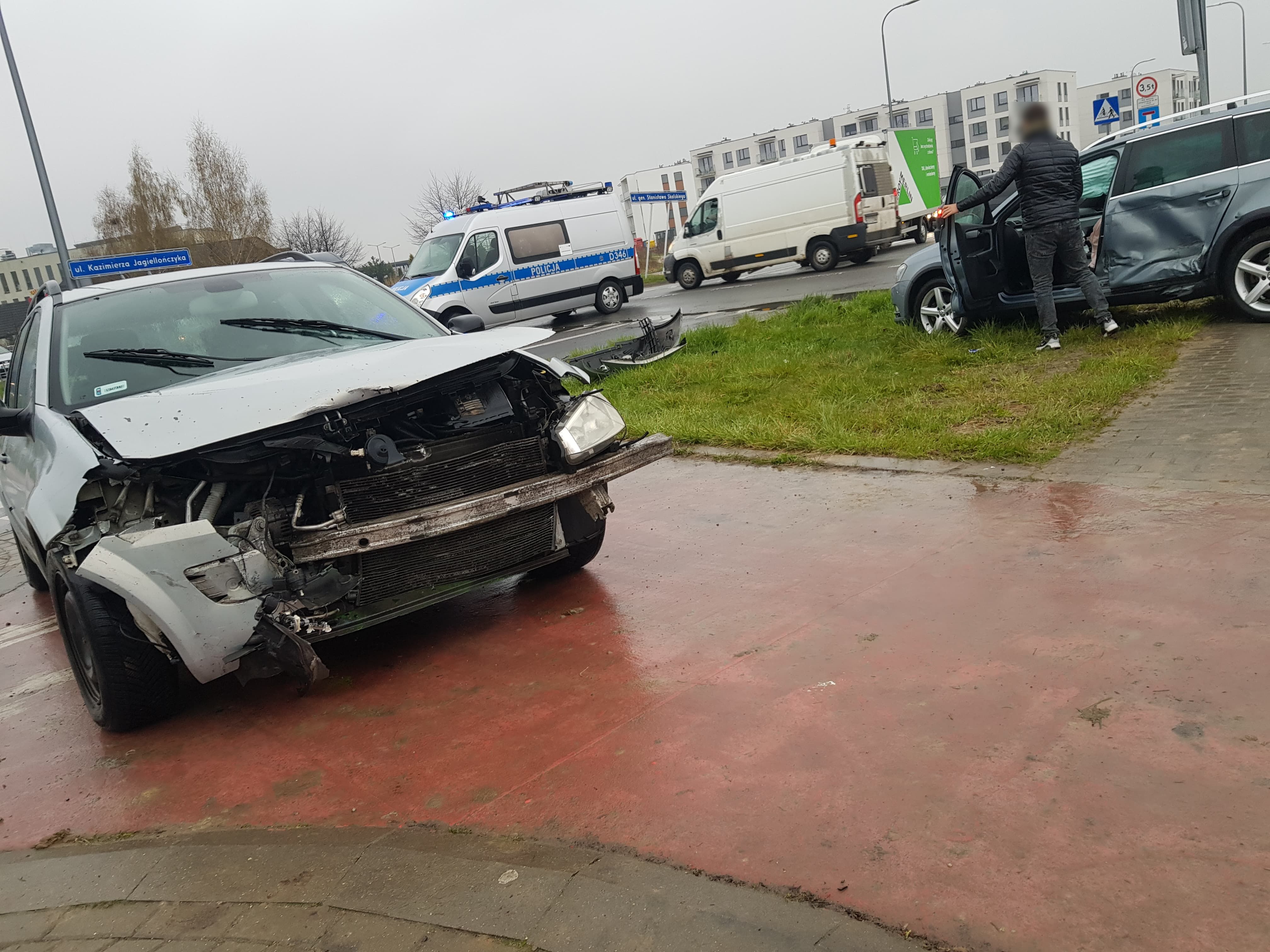 Wyjechał z bocznej uliczki wprost przed volkswagena. Uderzone w bok auto wypadło z jezdni (zdjęcia)