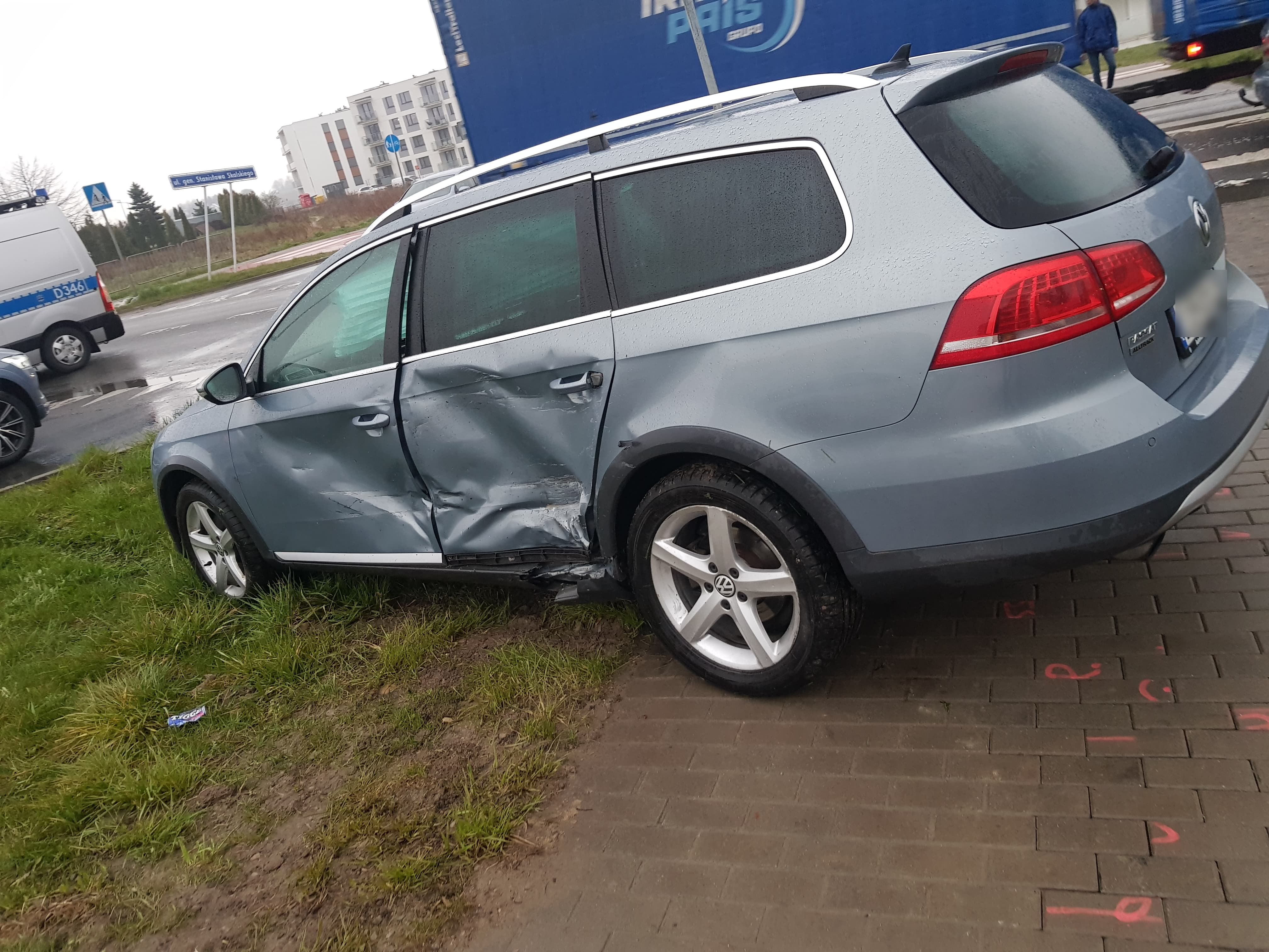 Wyjechał z bocznej uliczki wprost przed volkswagena. Uderzone w bok auto wypadło z jezdni (zdjęcia)
