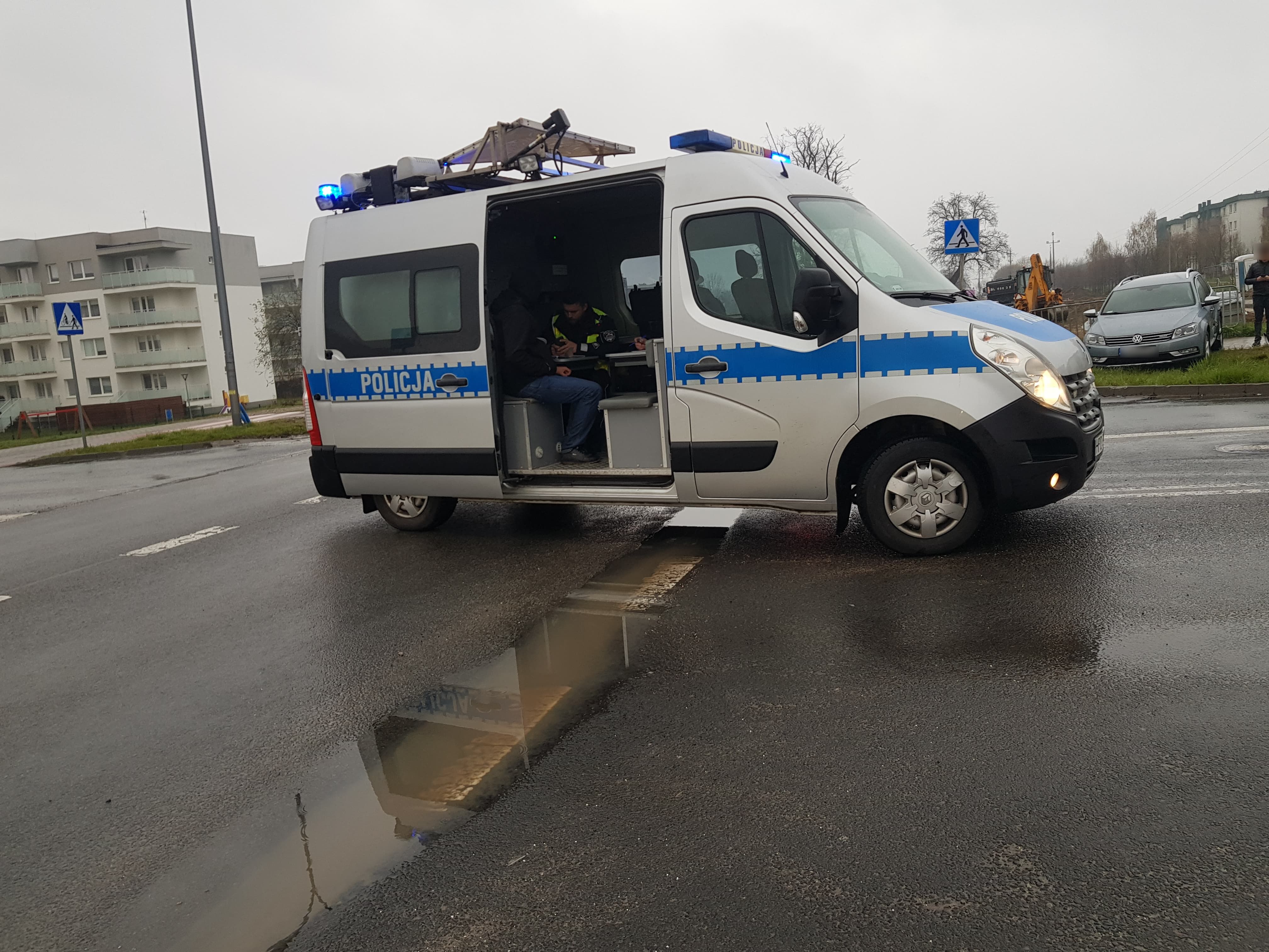 Wyjechał z bocznej uliczki wprost przed volkswagena. Uderzone w bok auto wypadło z jezdni (zdjęcia)