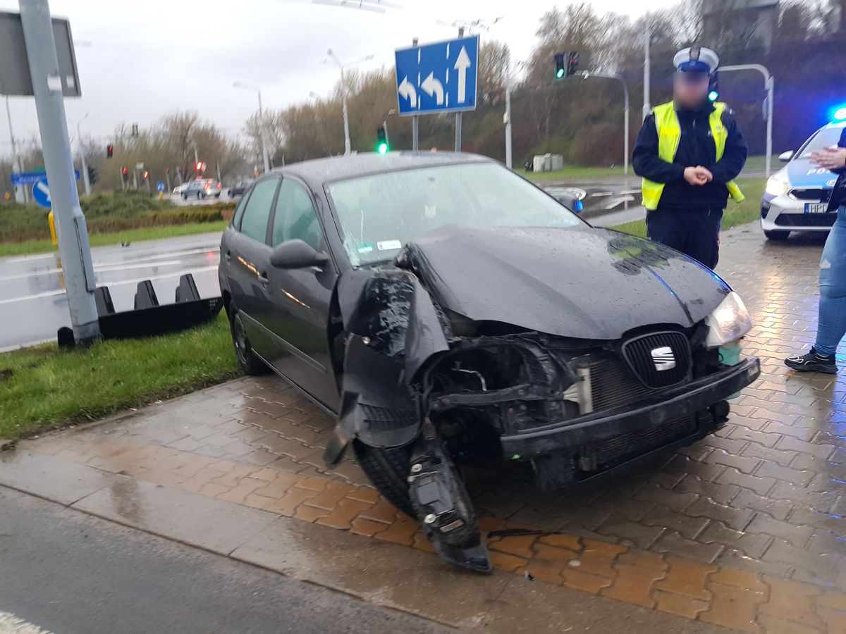 Straciła panowanie nad pojazdem. Seat uderzył w słup (zdjęcia)