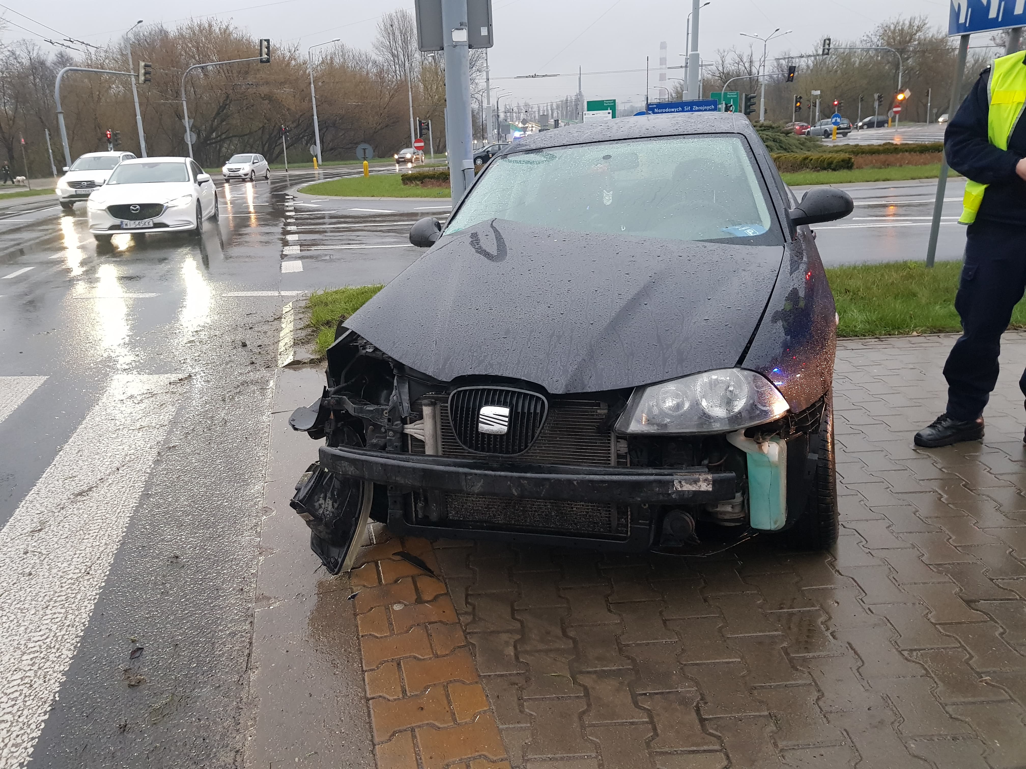 Straciła panowanie nad pojazdem. Seat uderzył w słup (zdjęcia)