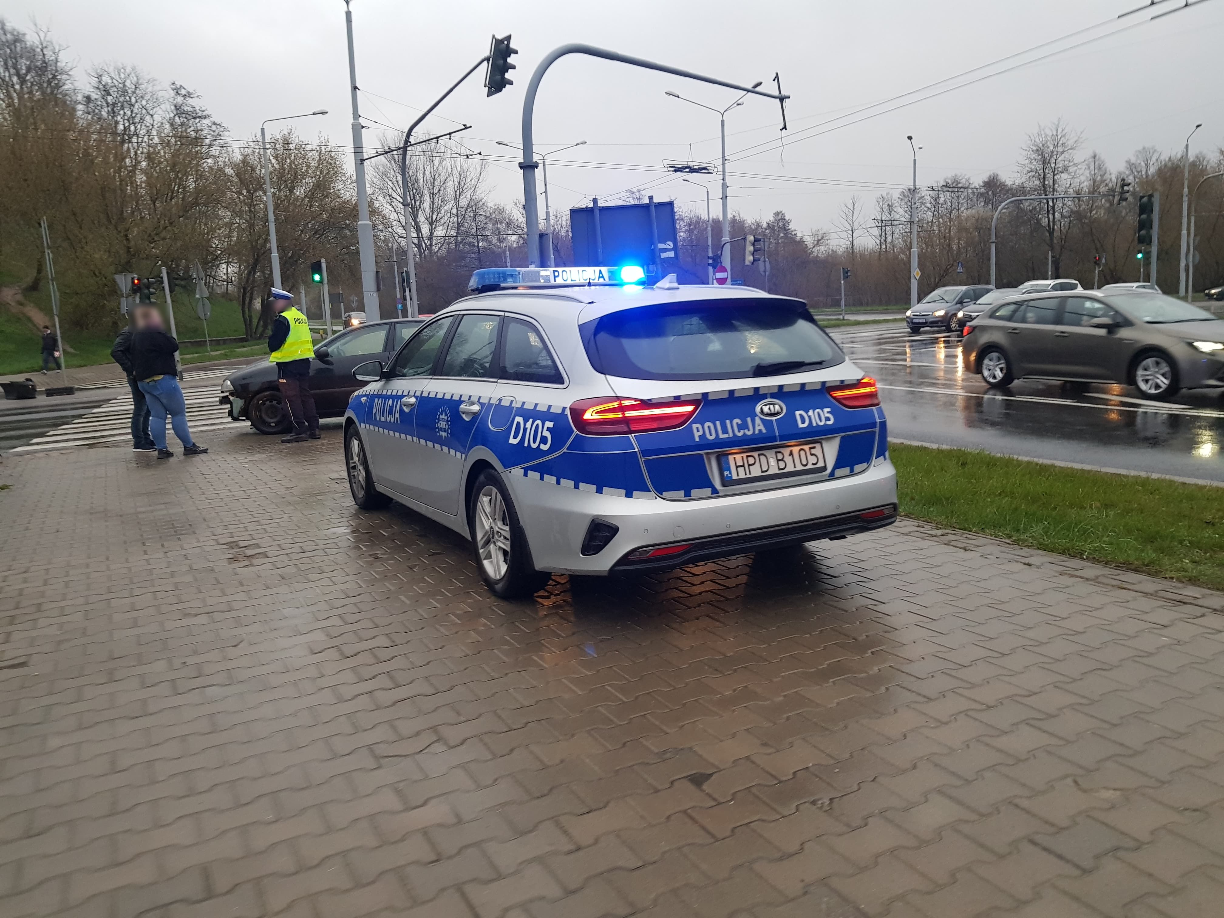 Straciła panowanie nad pojazdem. Seat uderzył w słup (zdjęcia)