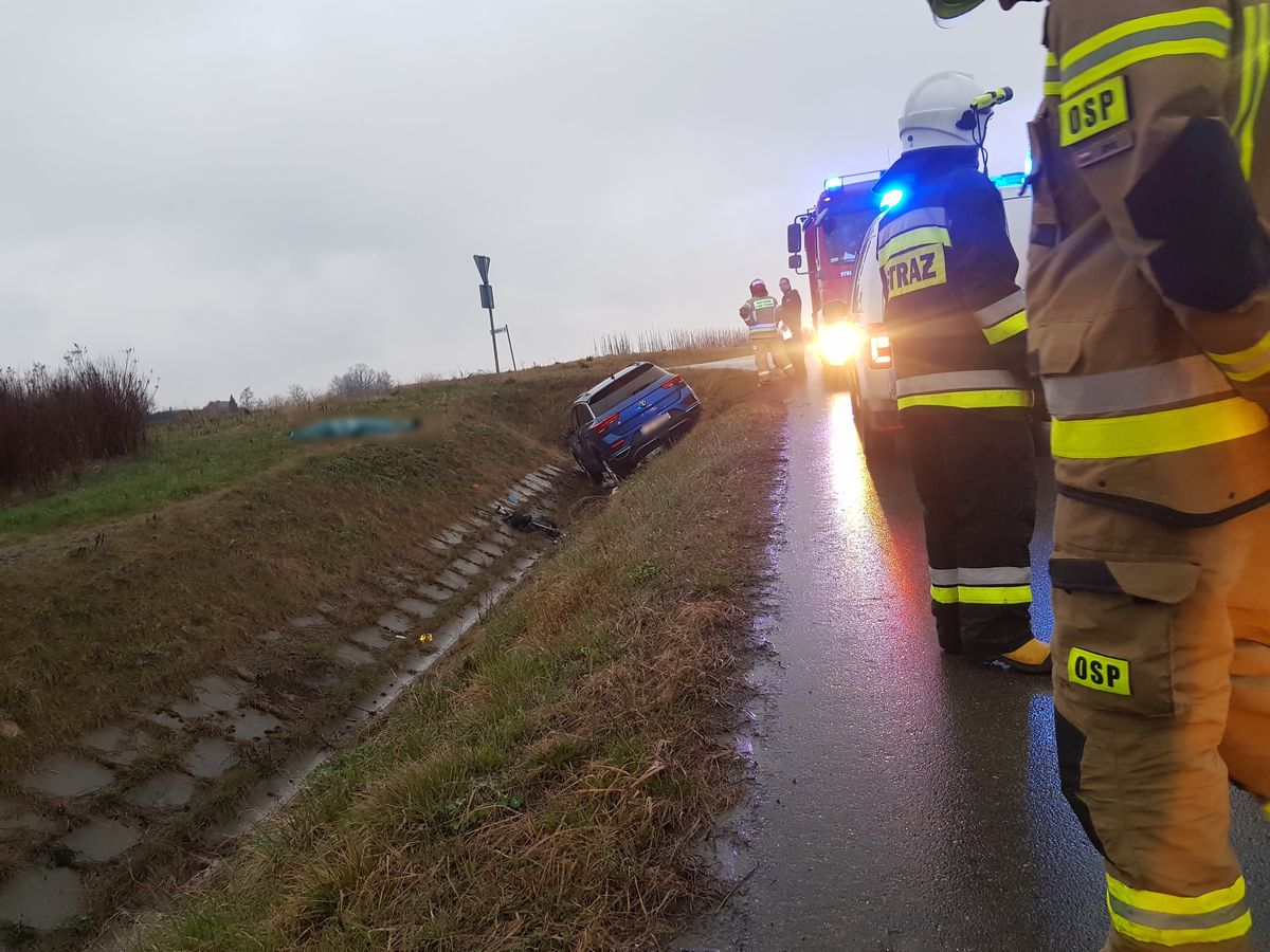 Tragiczny wypadek koło Lublina. Volkswagen wpadł do rowu, kierowcy nie udało się uratować (zdjęcia)