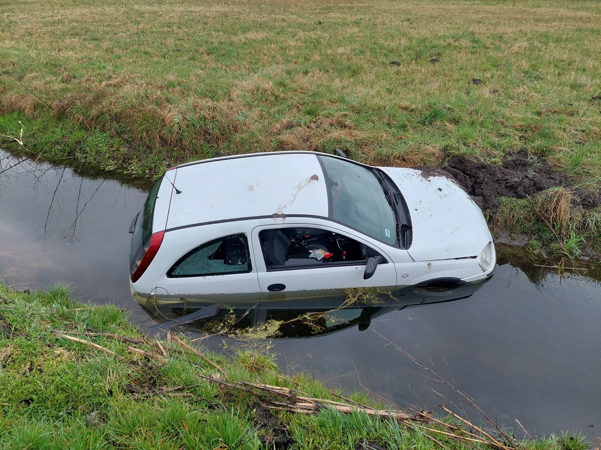 Opel wpadł do wody, kierowca wydostał się z auta i uciekł. To kolejne takie zdarzenie w tym miejscu (zdjęcia)