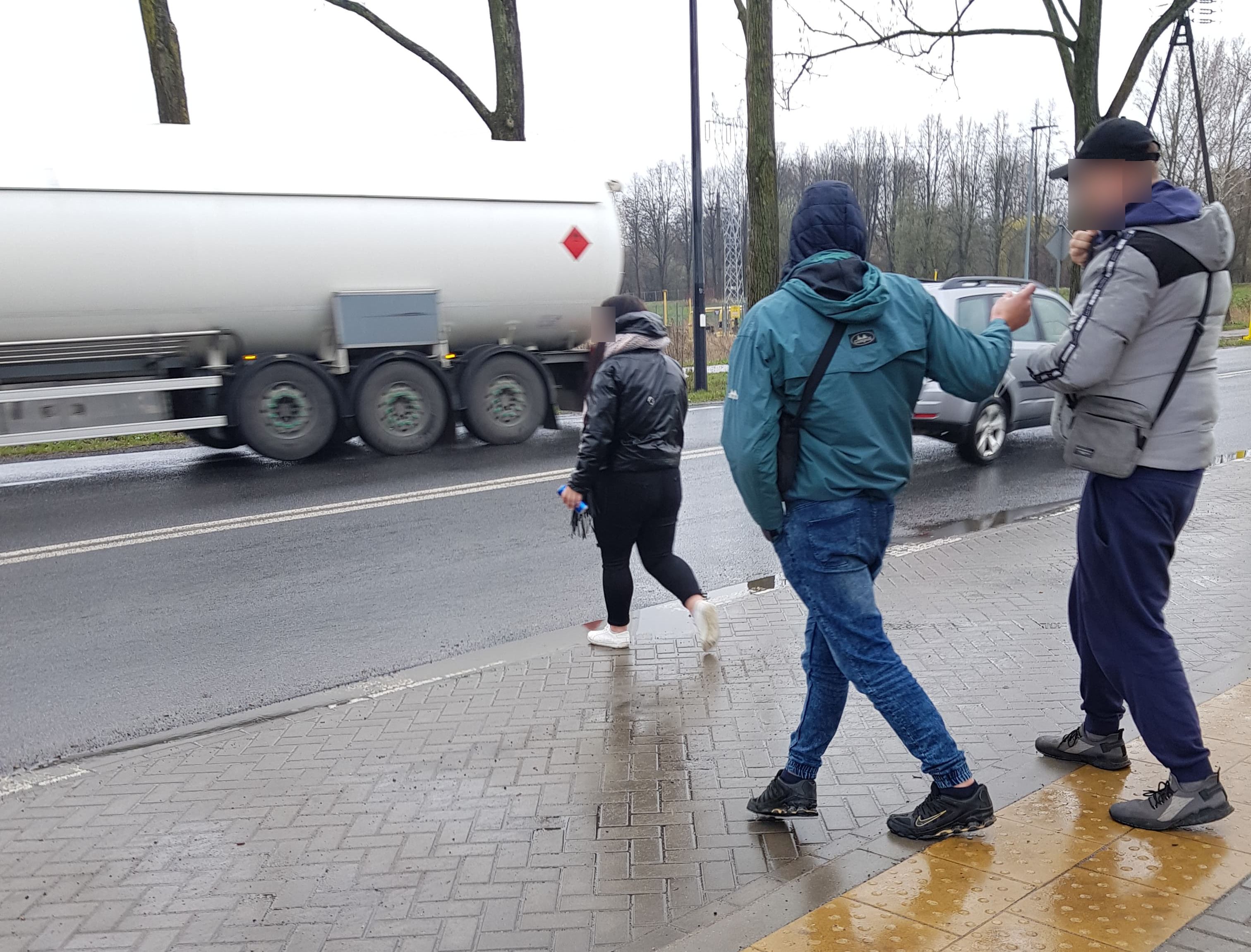 Kradł na Orlenie, policjanci wyciągnęli go z autobusu. Niezwykła czujność świadka (zdjęcia)