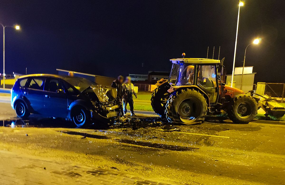 Wjechał w ciągnik sprzątający ulicę. Droga była całkowicie zablokowana (zdjęcia)