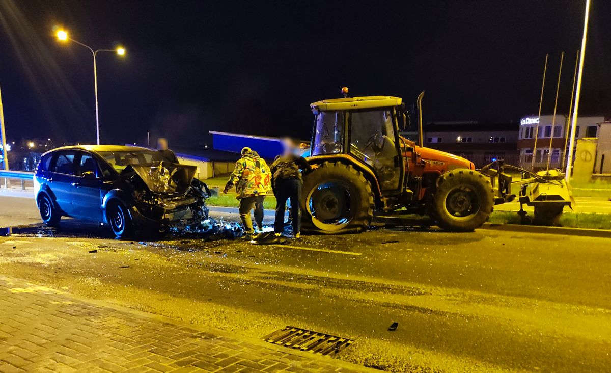 Wjechał w ciągnik sprzątający ulicę. Droga była całkowicie zablokowana (zdjęcia)