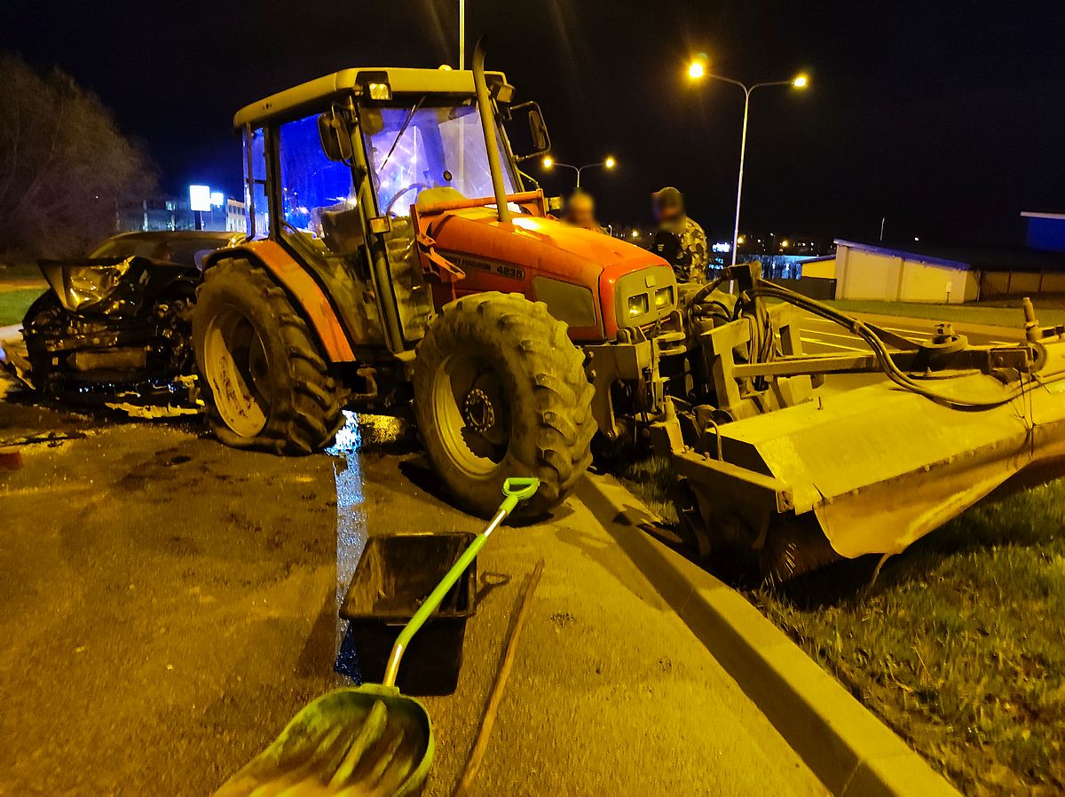 Wjechał w ciągnik sprzątający ulicę. Droga była całkowicie zablokowana (zdjęcia)