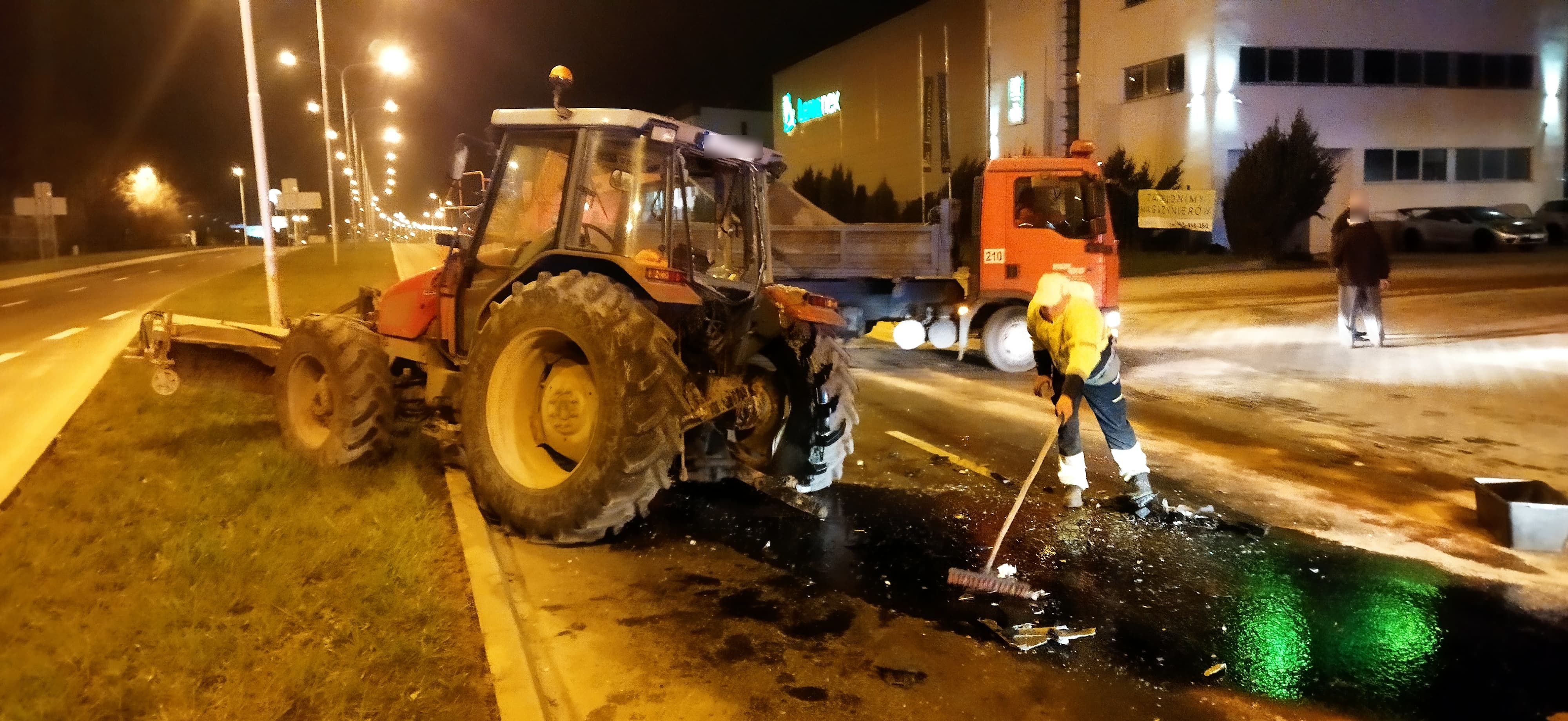 Wjechał w ciągnik sprzątający ulicę. Droga była całkowicie zablokowana (zdjęcia)