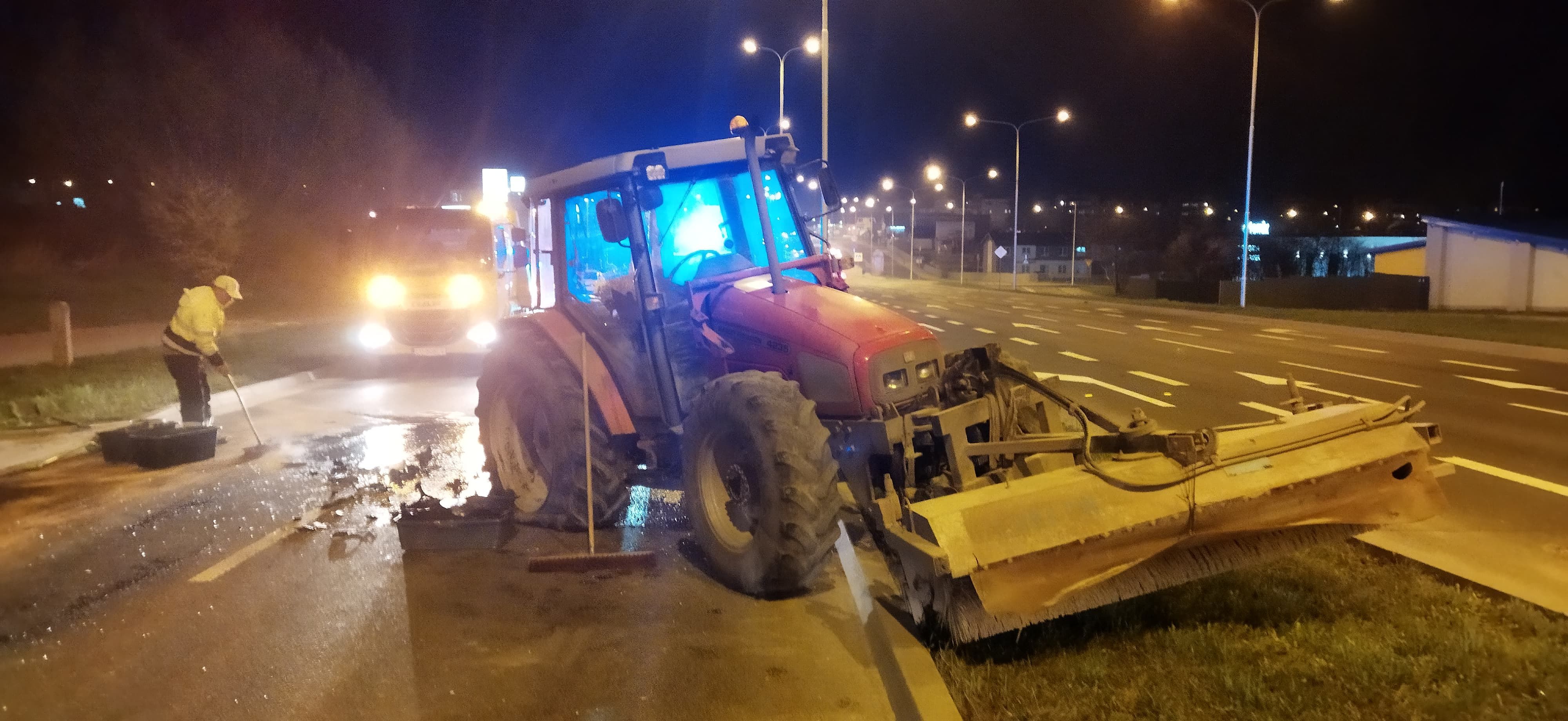 Wjechał w ciągnik sprzątający ulicę. Droga była całkowicie zablokowana (zdjęcia)