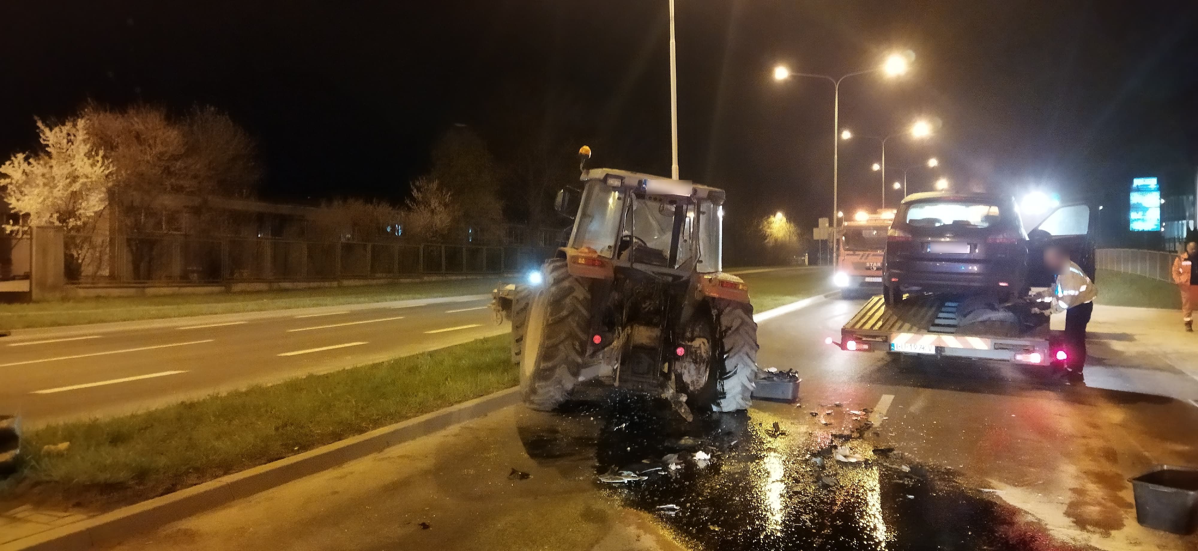 Wjechał w ciągnik sprzątający ulicę. Droga była całkowicie zablokowana (zdjęcia)