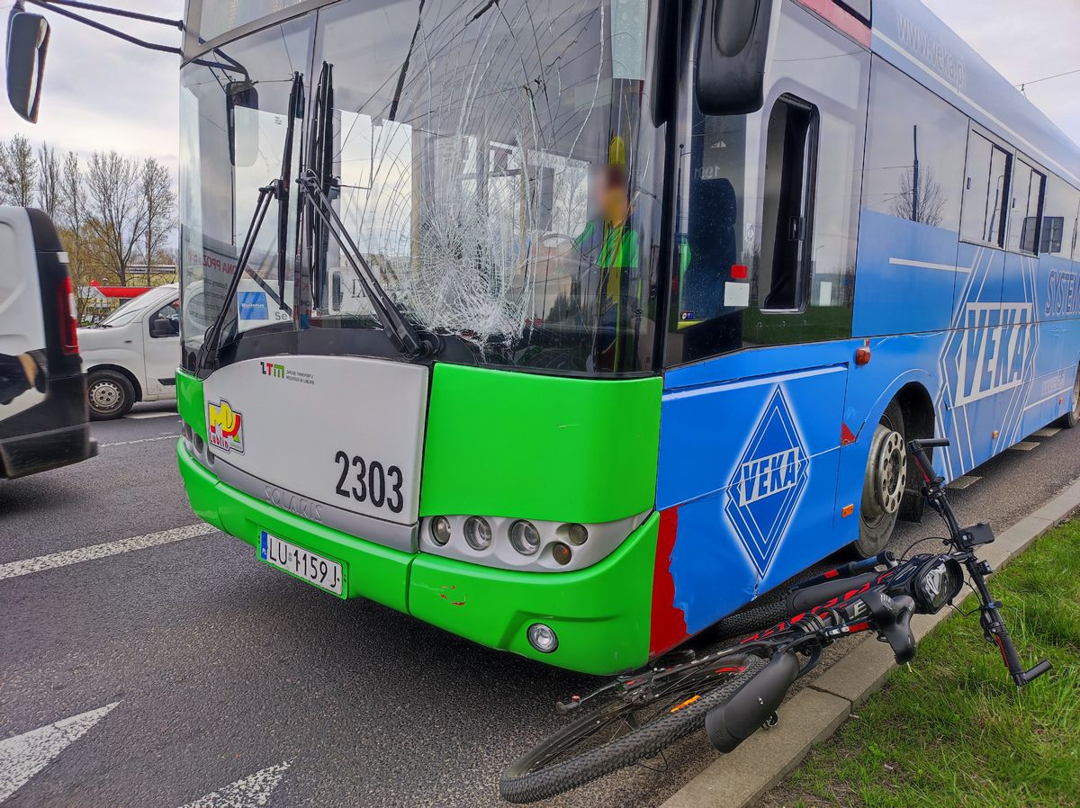 Rowerzysta zderzył się z autobusem komunikacji miejskiej. Mężczyzna trafił do szpitala (zdjęcia)