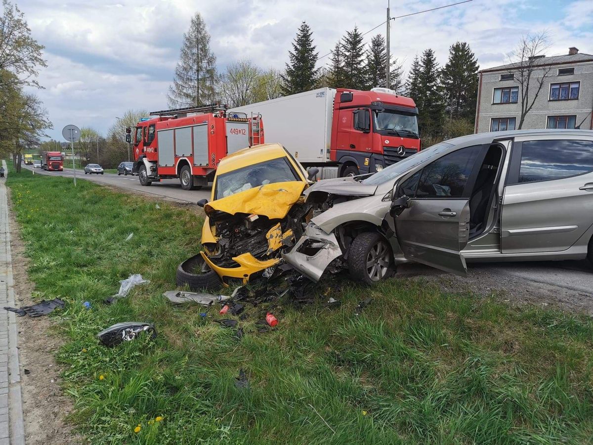 Zjechał nagle na przeciwległy pas jezdni. Zderzył się z renaultem i seatem (zdjęcia)