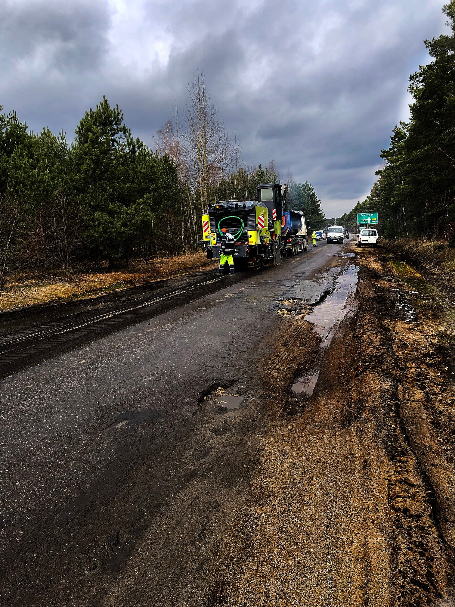 Na Roztoczu przybędzie nowej nawierzchni. Remontują kolejne odcinki drogi wojewódzkiej (zdjęcia)