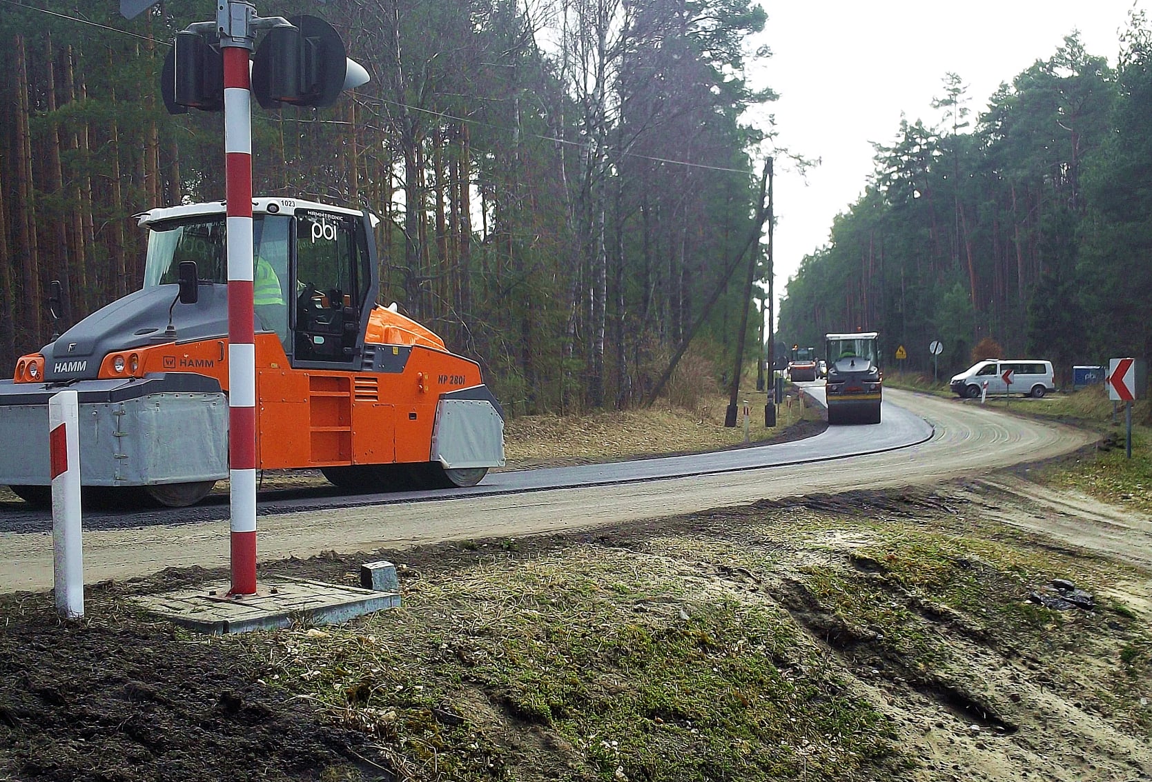 Na Roztoczu przybędzie nowej nawierzchni. Remontują kolejne odcinki drogi wojewódzkiej (zdjęcia)