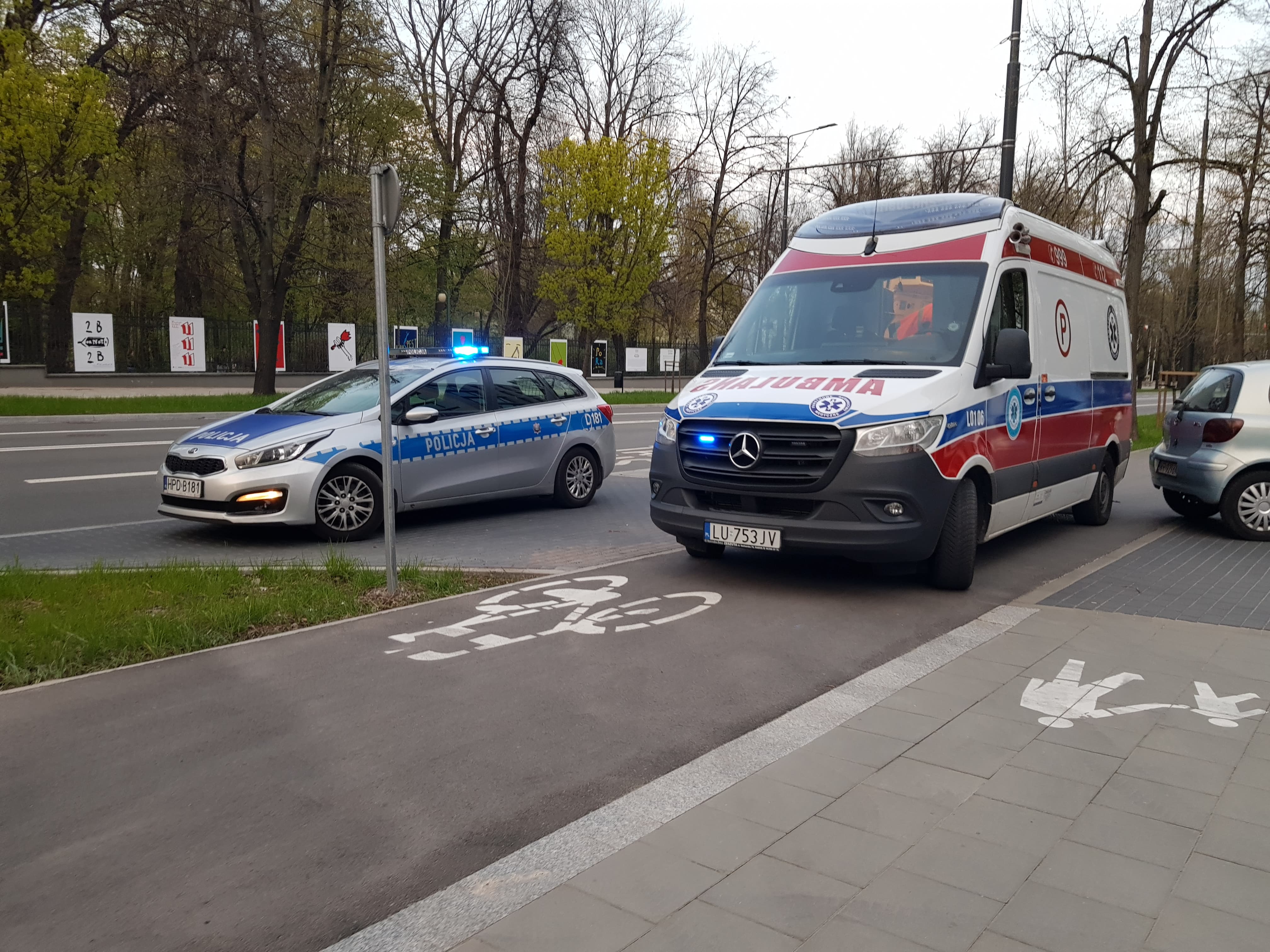 Skręcając w prawo zajechała drogę rowerzyście. Mężczyzna został ranny, trafił do szpitala (zdjęcia)