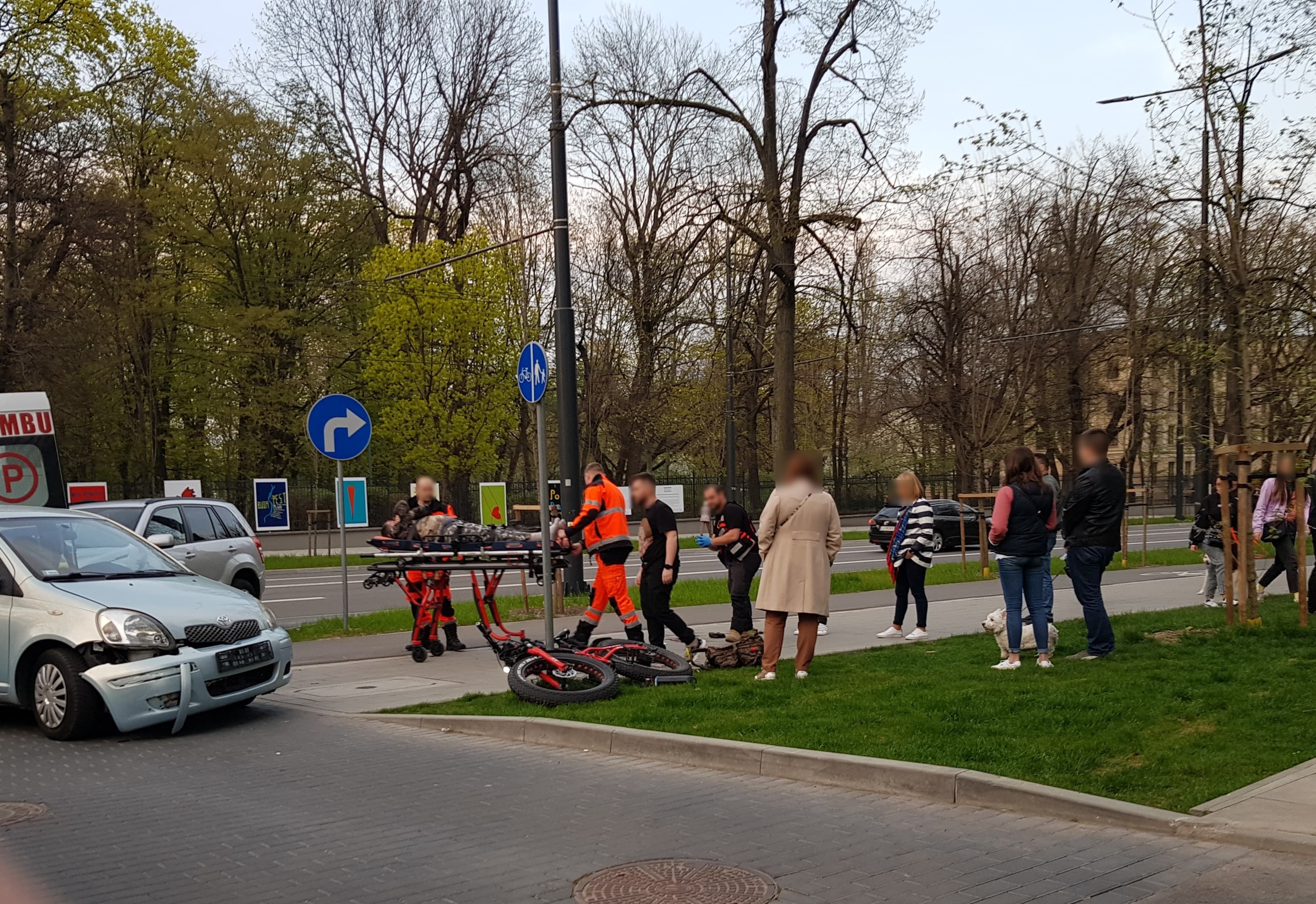 Skręcając w prawo zajechała drogę rowerzyście. Mężczyzna został ranny, trafił do szpitala (zdjęcia)